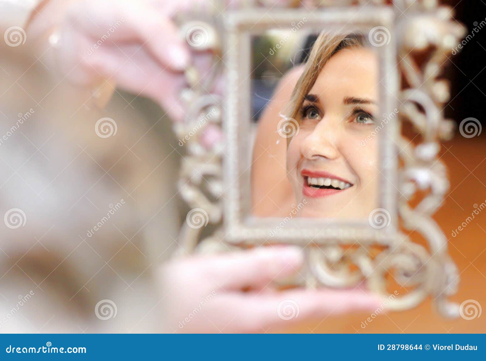 Réflexion de miroir. Verticale de sourire de femme se reflétant dans un miroir