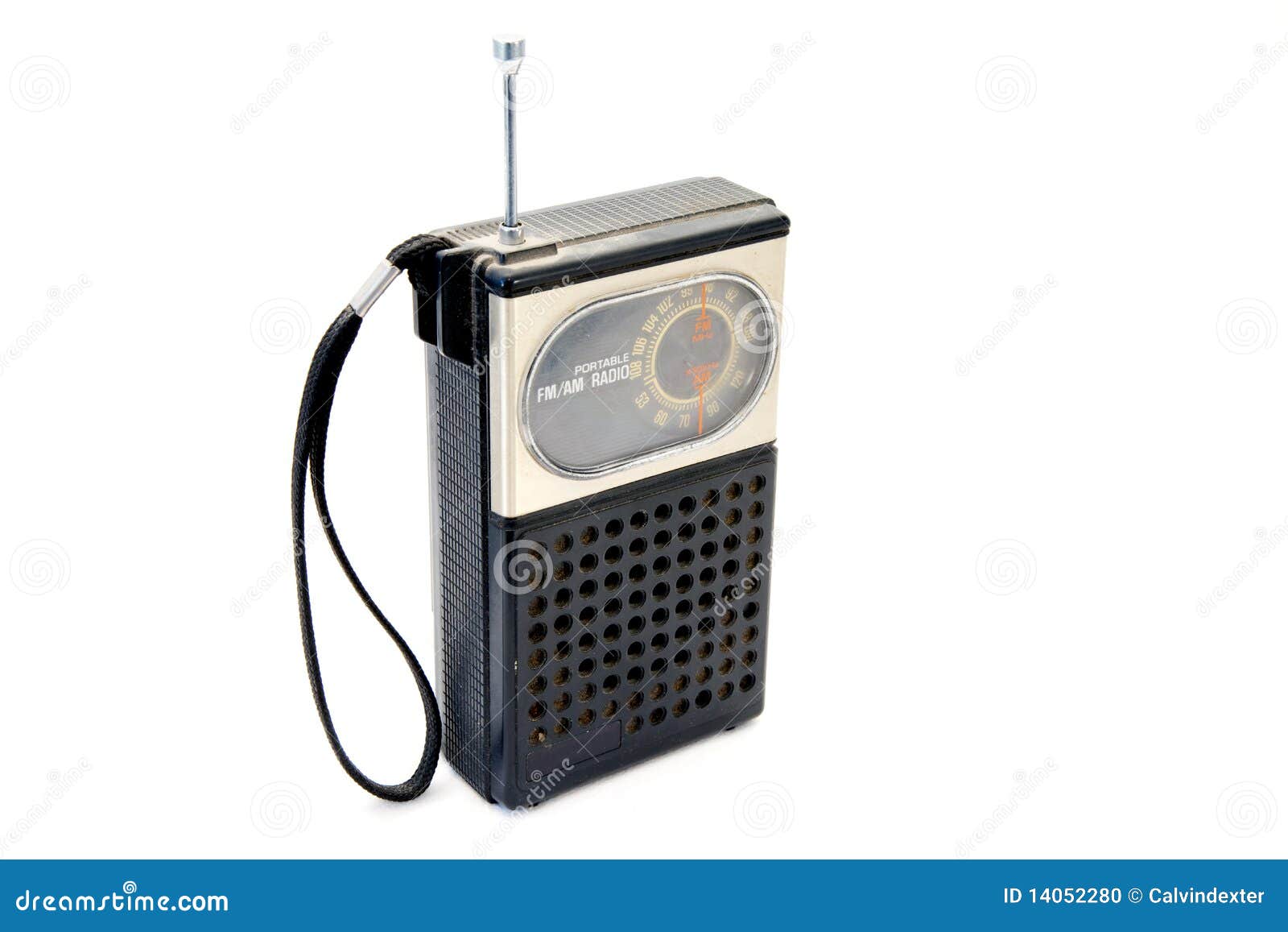 Rétro radio. Radio démodée avec un rétro type sur un fond blanc. Objet d'isolement.