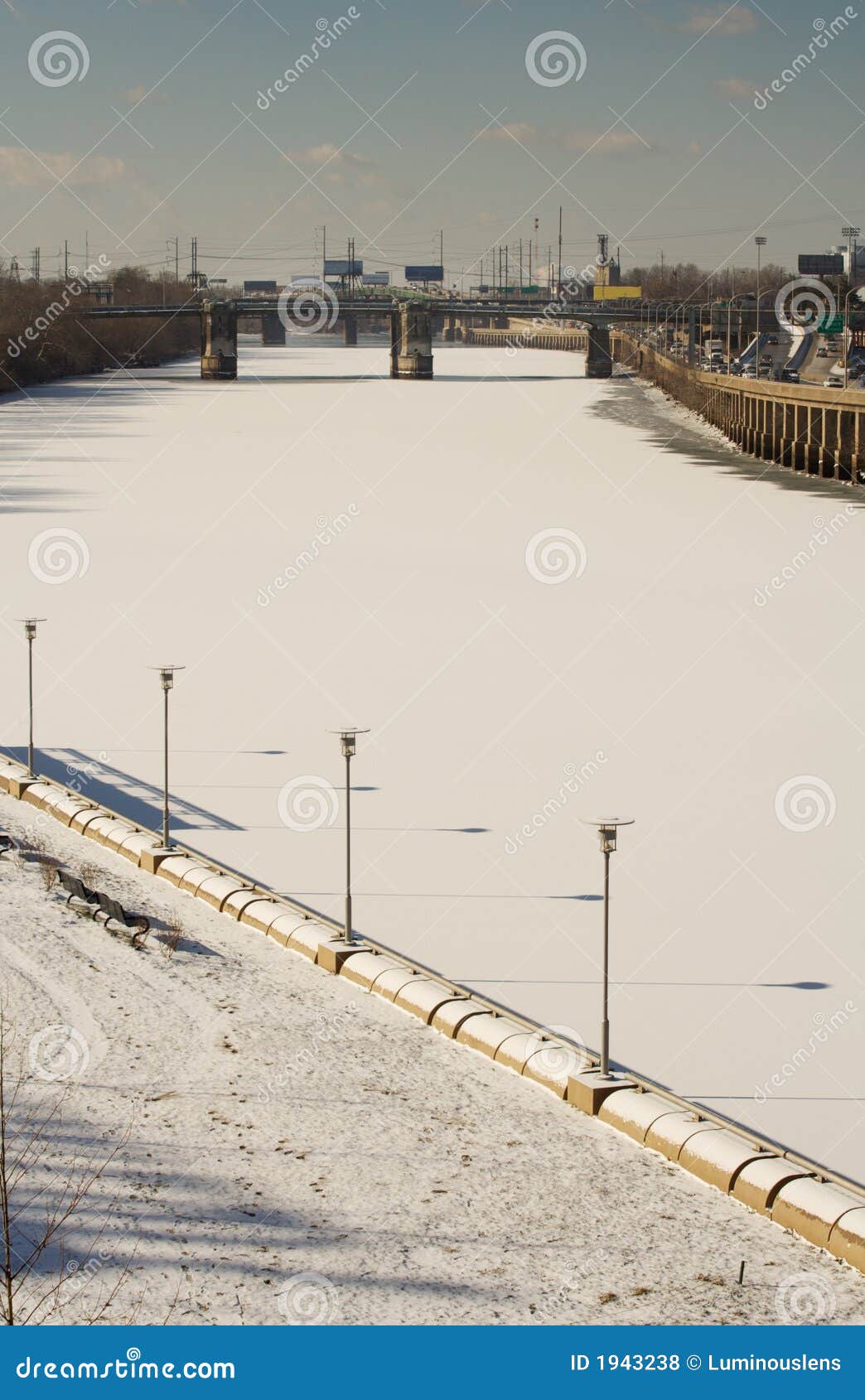 Río congelado de Schuylkill. Hielo y nieve sobre el río de Schuylkill, Philadelphia, PA. Visto del puente de la calle de la nuez, febrero de 2007.