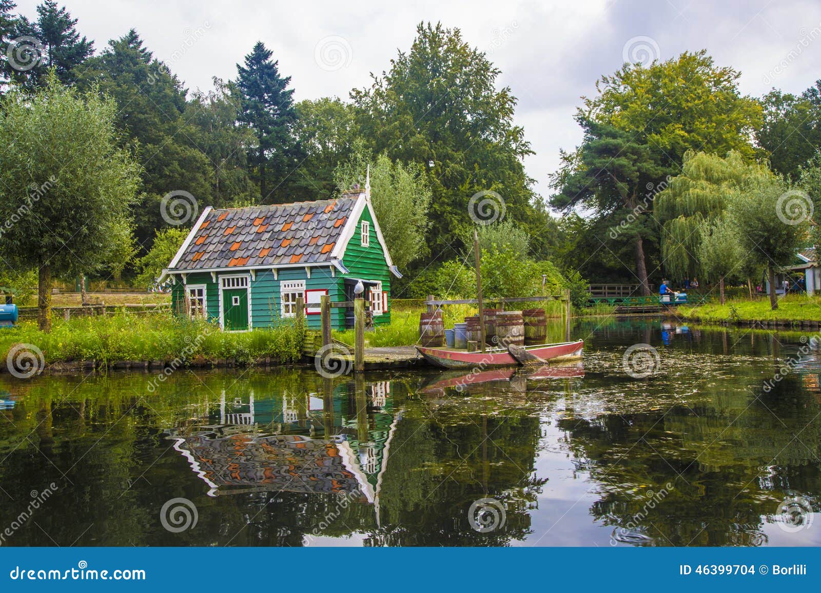 Río Del Pueblo Con El Barco, Holanda Foto de archivo - Imagen de pueblo