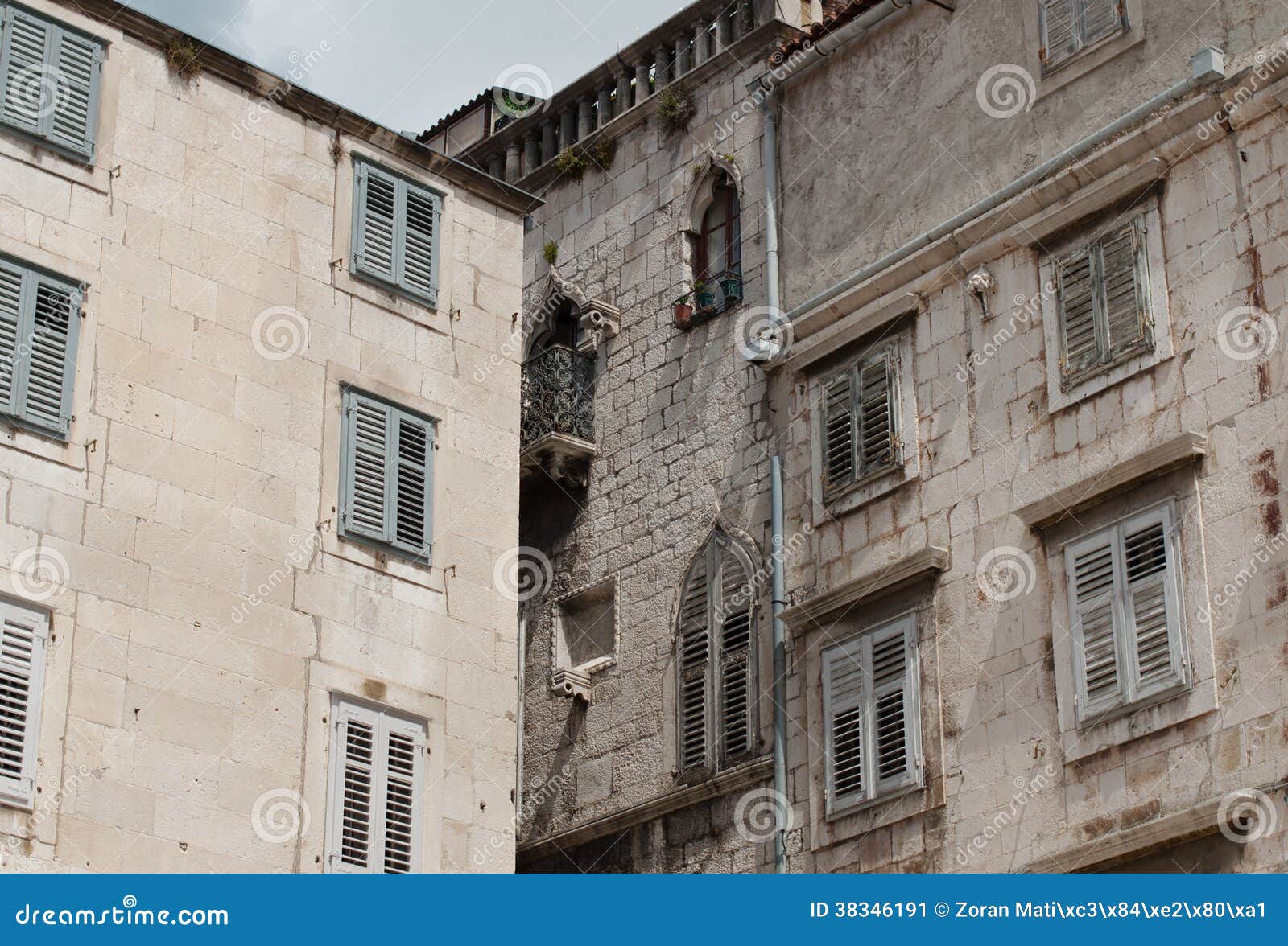 Różny styl stara architektura. Różny styl stara Wenecka i Milanese architektura na budynku obok nowożytny jeden w rozłamu, Chorwacja.