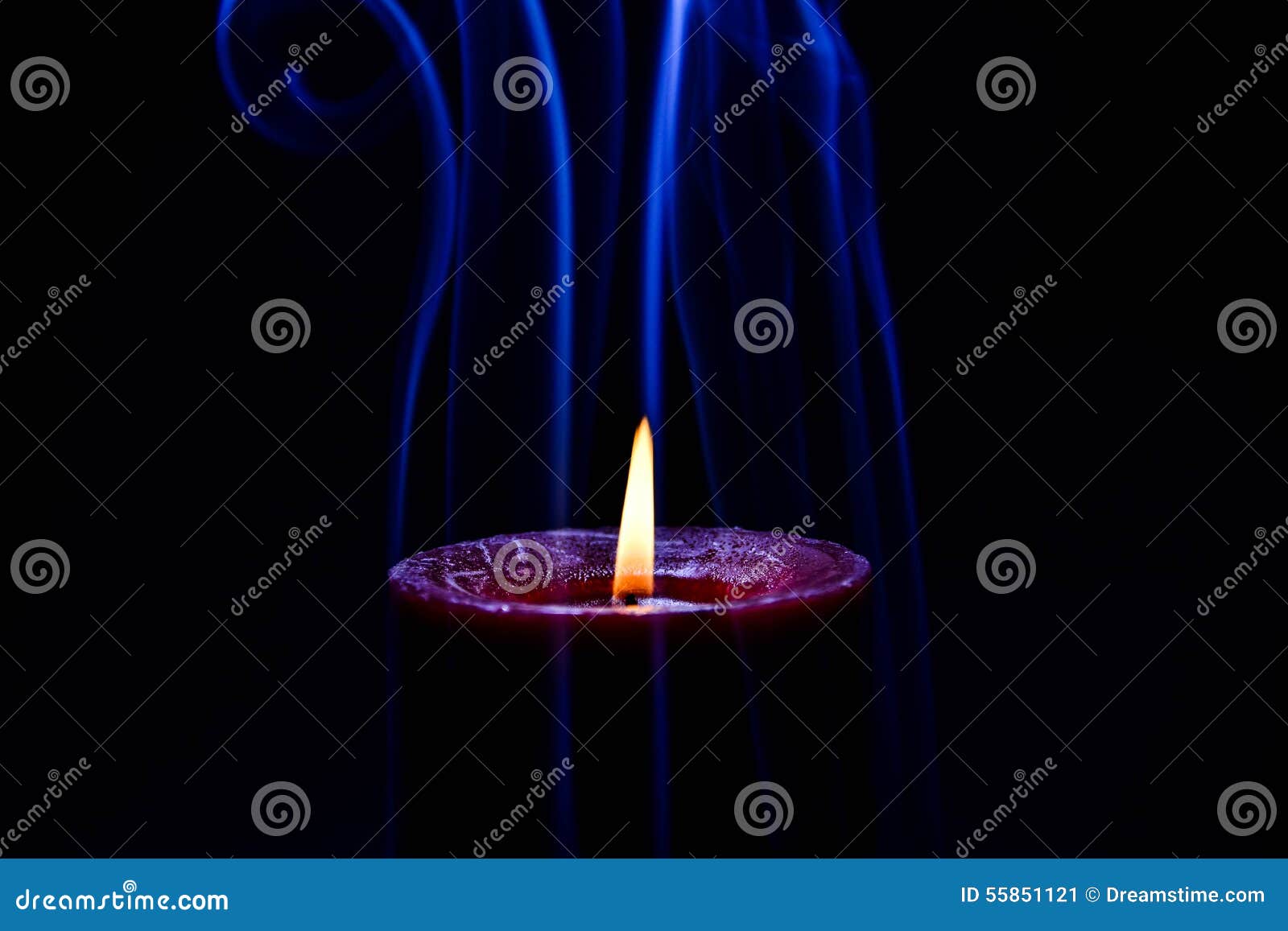 Röd bränningstearinljus med blått färgad rök. Röd bränningstearinljus med flamman och rök på svart bakgrund