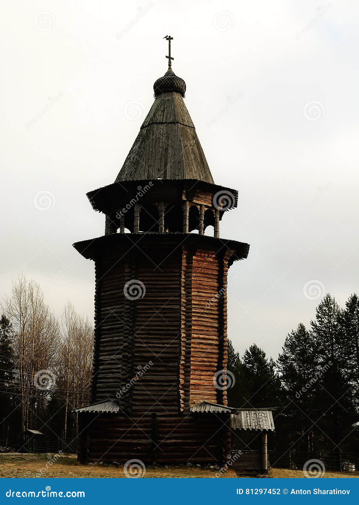 Rússia - Arkhangelsk - museu exterior de Forest Park do subúrbio no inverno - belltower de madeira cristão ortodoxo histórico