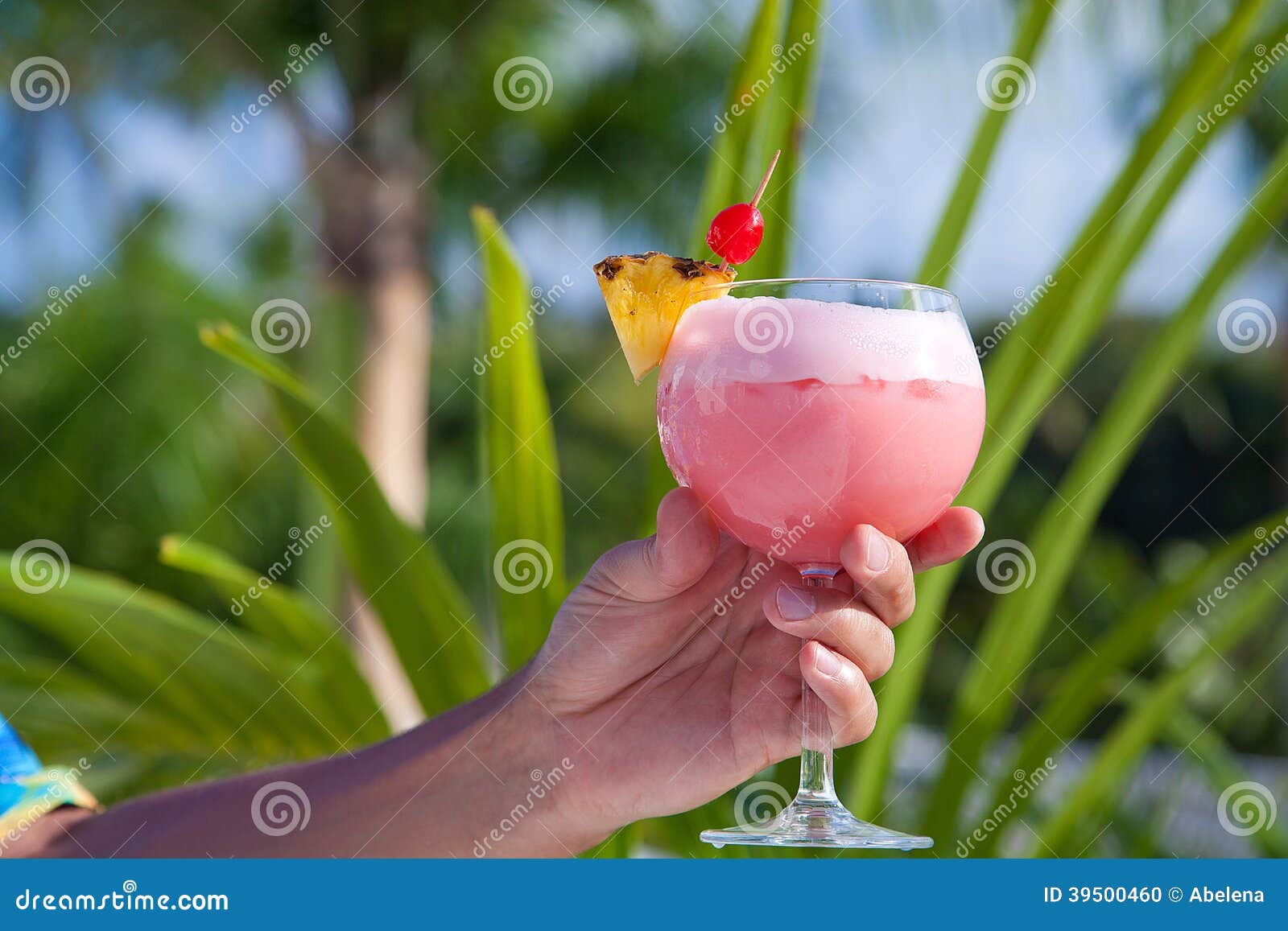 Ręka z koktajlem. Zakończenie koktajl w ludzkiej ręce. Mężczyzna Relaksuje z Tropikalnym napojem.