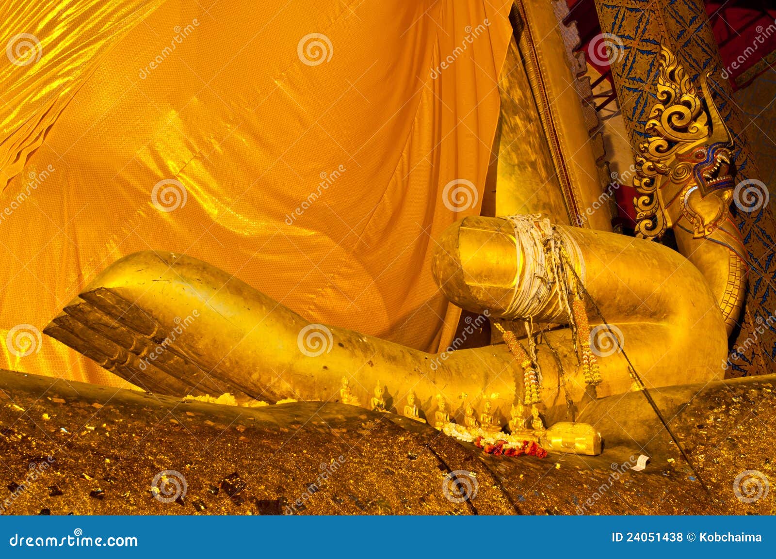 Ręka złoty Buddha przy Wat Tonson świątynią, Angthong prowincja, Tajlandia.