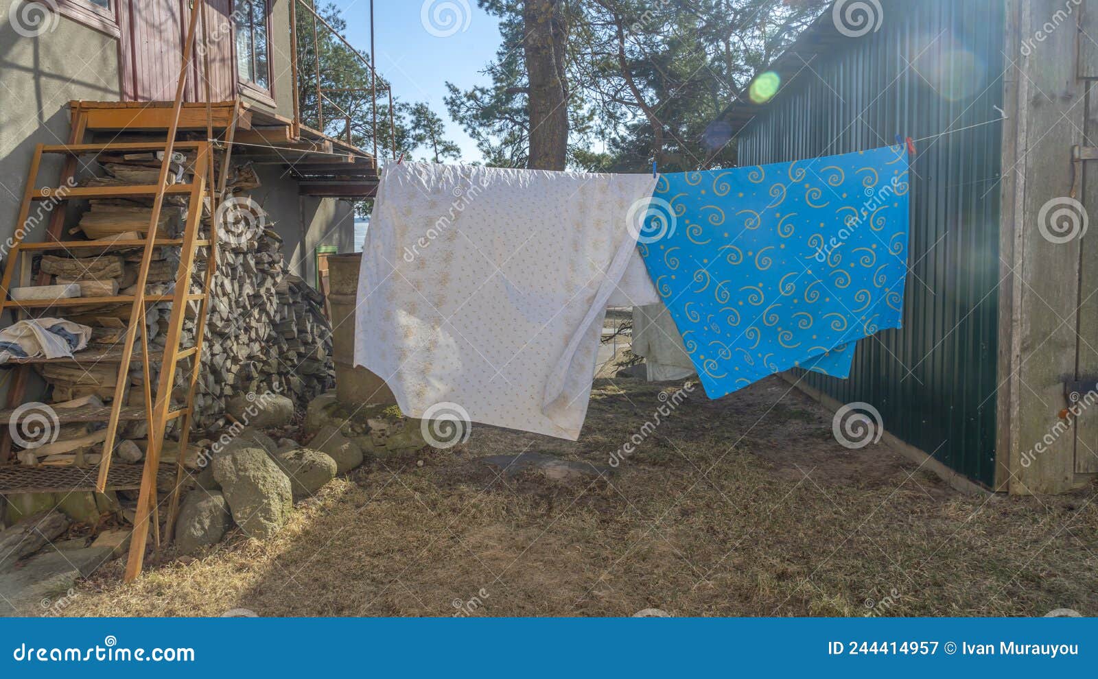 Sábanas De Cama Secándose En El Tendedero Exterior. Flor De Lente. Ropa De  Cama Secándose En Un Tendedero En El Jardín. Imagen de archivo - Imagen de  brisa, soplando: 244414957