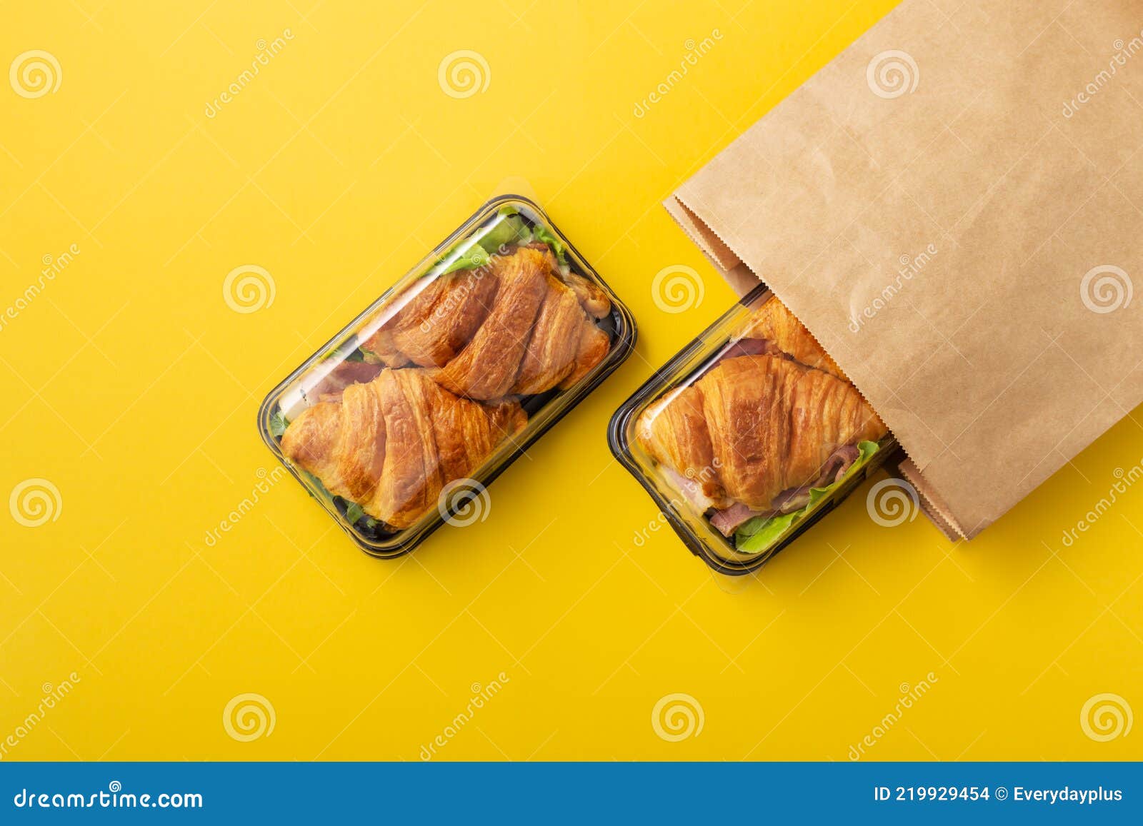 Fundación Amargura Destino Sándwich De Croissant En Contenedor De Comida Para Llevar Y Bolsa De Papel  Foto de archivo - Imagen de disponible, conjunto: 219929454