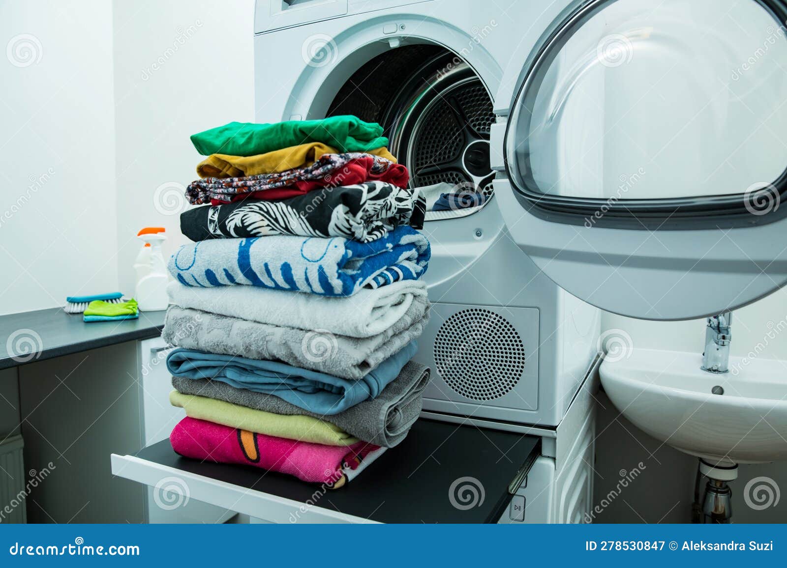 Sèche-linge Dans Une Salle D'eau à La Maison. Grande Pile De Vêtements  Propres Secs Et Pliés. Camouflage Des Tâches Ménagères Image stock - Image  du ménage, sécher: 278530847