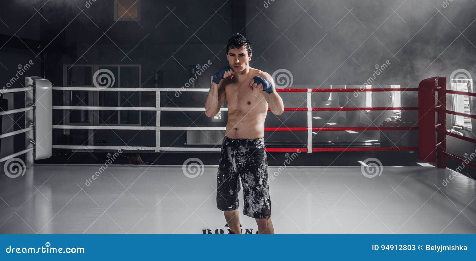 Séance D'entraînement De Boxe De Jeune Homme Sur L'anneau Image stock -  Image du combat, type: 94912803