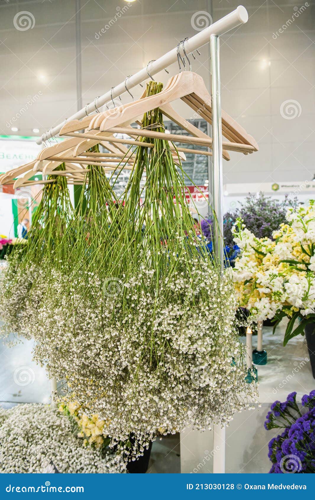 Sécher Des Fleurs Sur Le Cintre. Hanghos En Bois Vintage Sur Mur En Briques  Blanches Décorés De Bouquets Séchés Dans Un Style Cham Photo stock - Image  du configuration, flore: 213030128