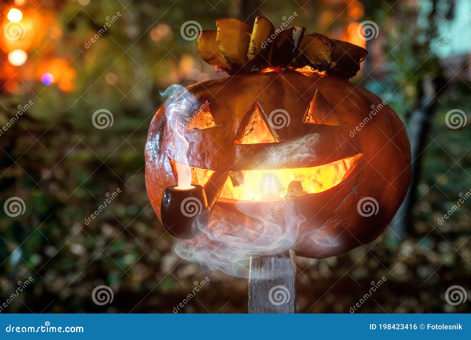 Abóbora Legal Fumando Um Cigarro. Abóbora De Halloween No Fundo De Madeira. Rostos  Assustadores Esculpidos De Pumpcin. Feriado De Outubro, Hllwn. Mau Hábito  Foto Royalty Free, Gravuras, Imagens e Banco de fotografias. Image 65558222