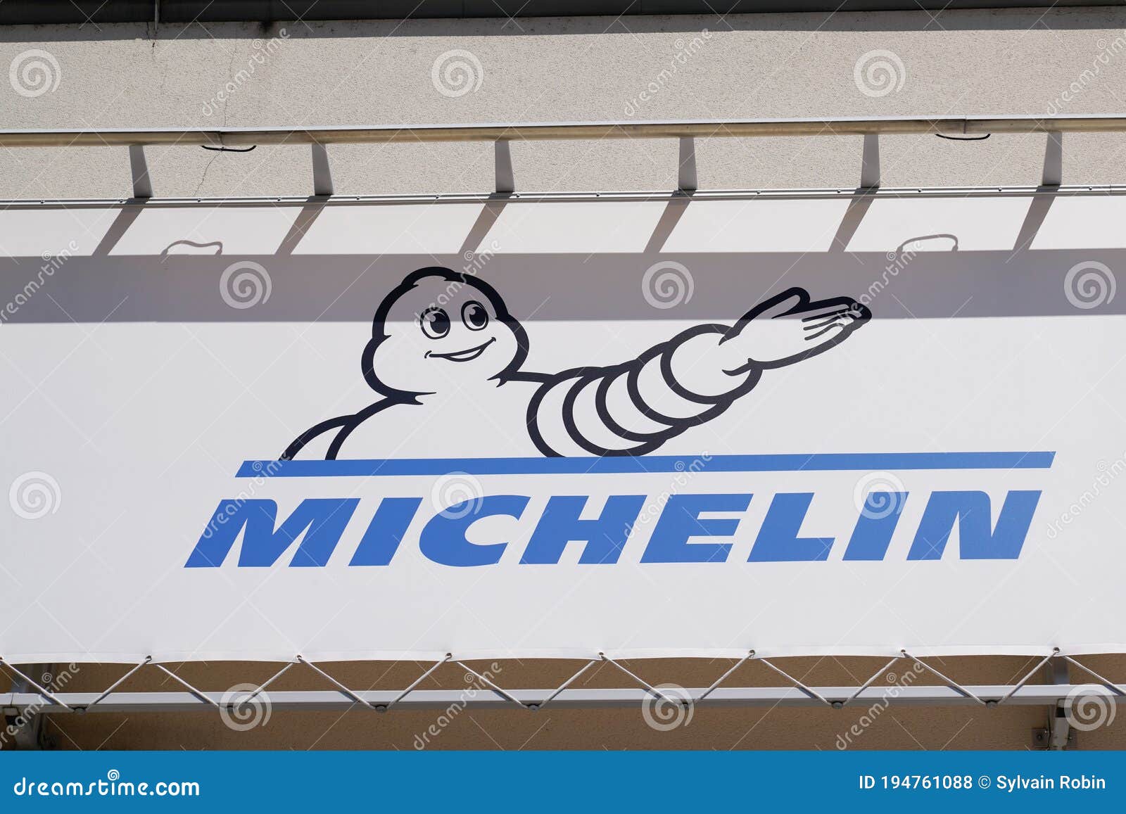 Símbolo Del Logotipo De Michelin Bibendum Y Texto En El Almacén De  Neumáticos Foto de archivo editorial - Imagen de caucho, comercial:  194761088