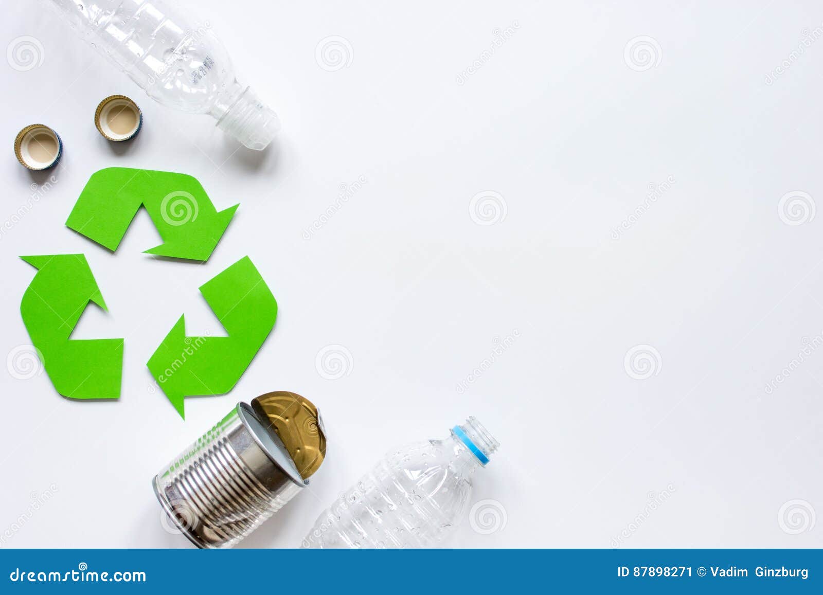 Símbolo Del Reciclaje De Residuos Con Basura En La Mofa Blanca De La  Opinión Superior Del Fondo Para Arriba Imagen de archivo - Imagen de  escritorio, cubierta: 87898271