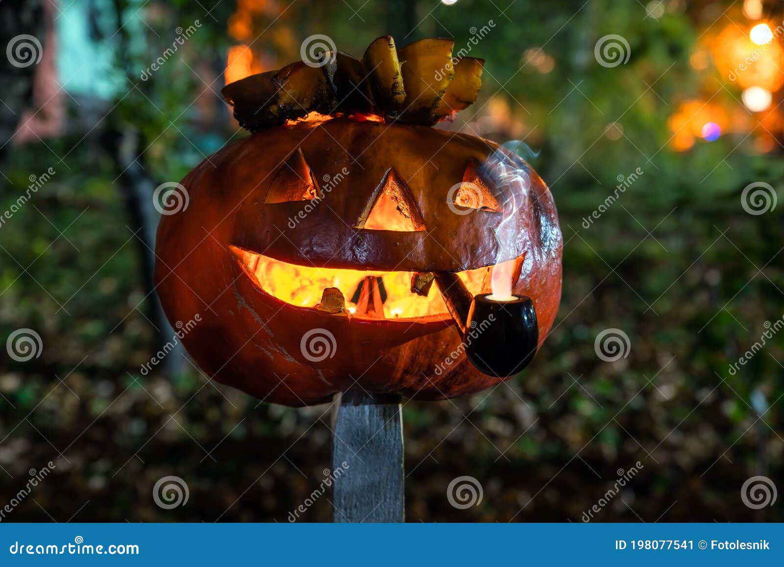 Abóbora Legal Fumando Um Cigarro. Abóbora De Halloween No Fundo De Madeira. Rostos  Assustadores Esculpidos De Pumpcin. Feriado De Outubro, Hllwn. Mau Hábito  Foto Royalty Free, Gravuras, Imagens e Banco de fotografias. Image 65558222