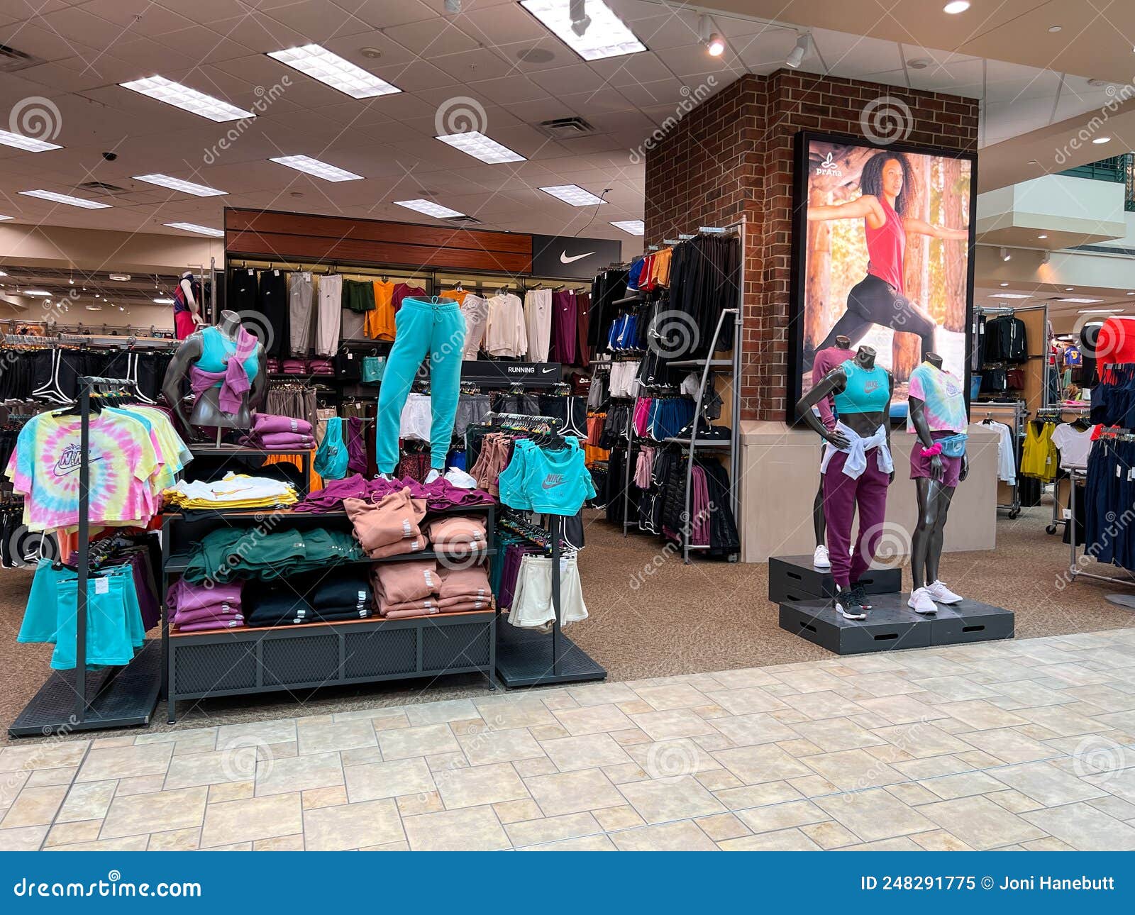 Sírvase Una Exhibición De Ropa Mujer De Nike Para La Venta En La Tienda De Artículos Deportivos De Springfield Illinois editorial - Imagen de accesorios, sano: 248291775