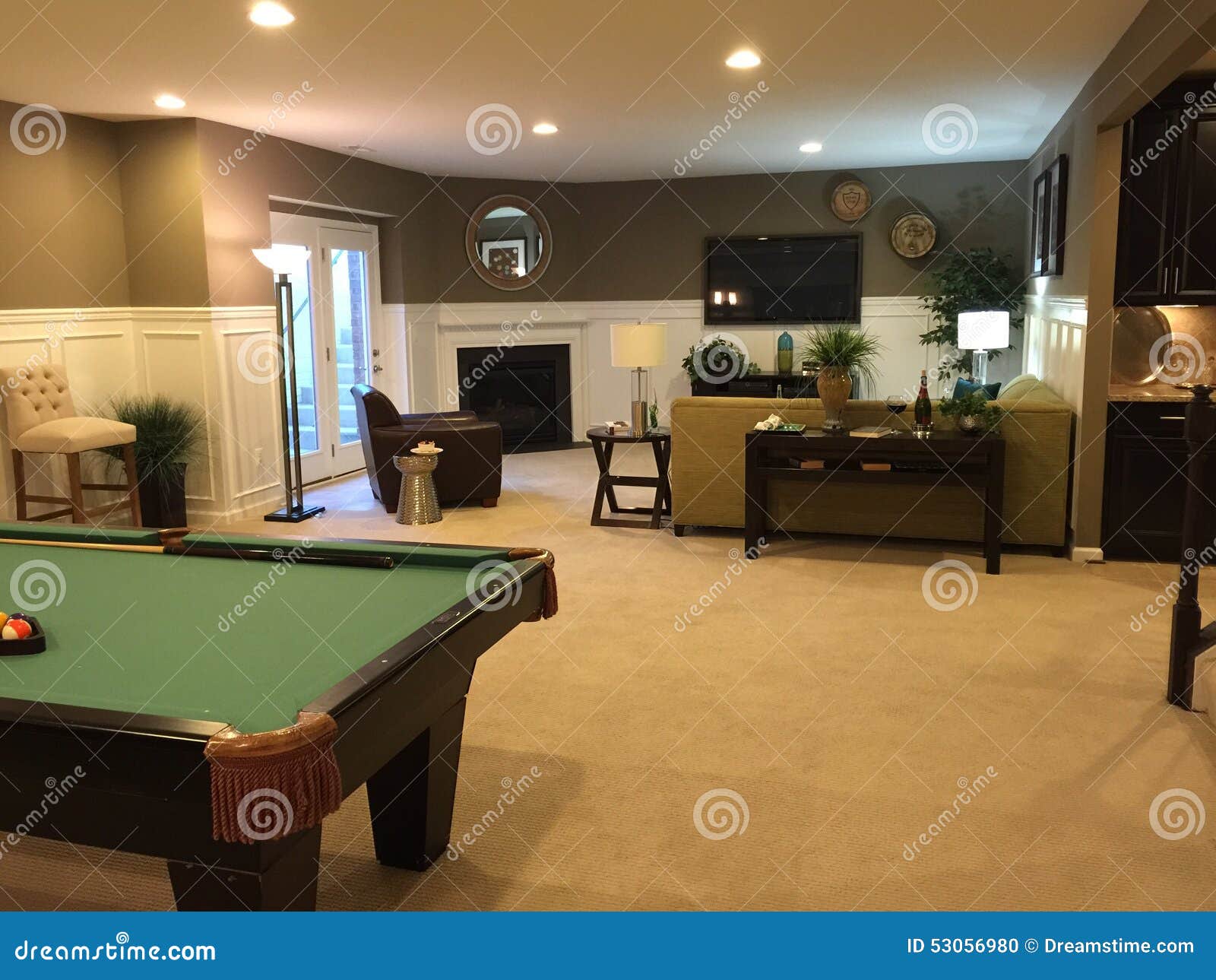 Sótano con mesa de billar foto de archivo. Imagen de chimenea - 53056980, image size:1600x1289