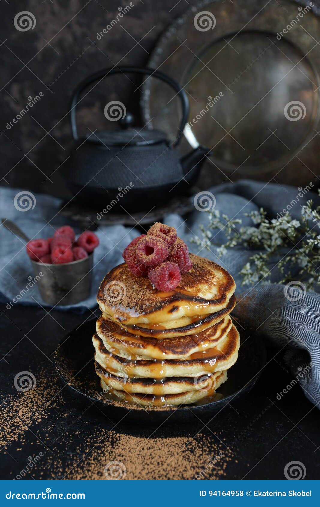 Süße Pfannkuchen Mit Himbeeren Stockfoto - Bild von bewegung, platte ...