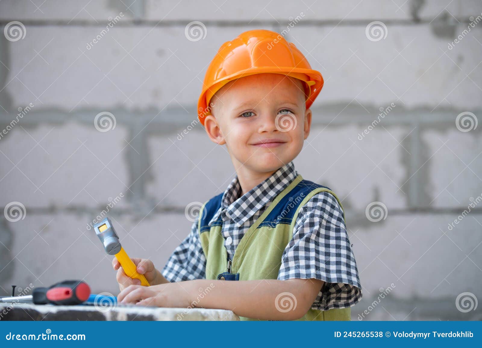 Süßes Kleines Kind in Bauhelm Mit Reparaturwerkzeugen Auf Baustelle. Kind  in Einem Bauhelm Stockfoto - Bild von karriere, nett: 245265538