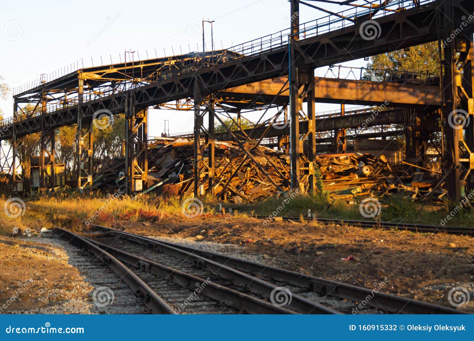 s broom. scrap metal loading. mechanisms for loading scrap metal. loading process.