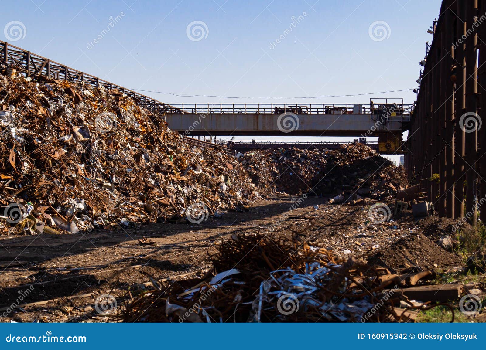 s broom. scrap metal loading. mechanisms for loading scrap metal. loading process.