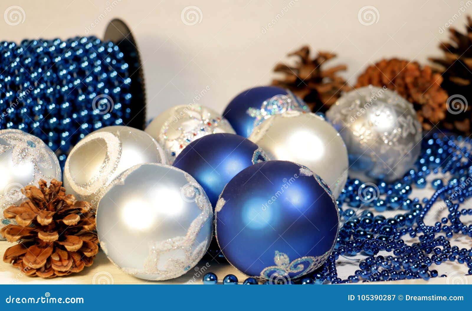 S Do Ano Novo E Decoração Do Natal No Azul E Na Cor Da Prata Imagem de  Stock - Imagem de azul, anjos: 105390287