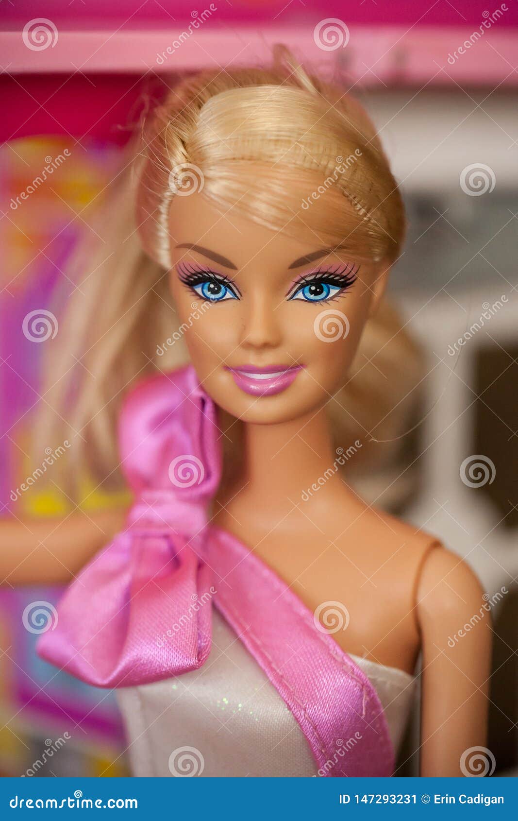 veerboot Broers en zussen Verstoring 2000s Era Verjaardag Barbie Doll Redactionele Foto - Image of amerika,  pret: 147293231