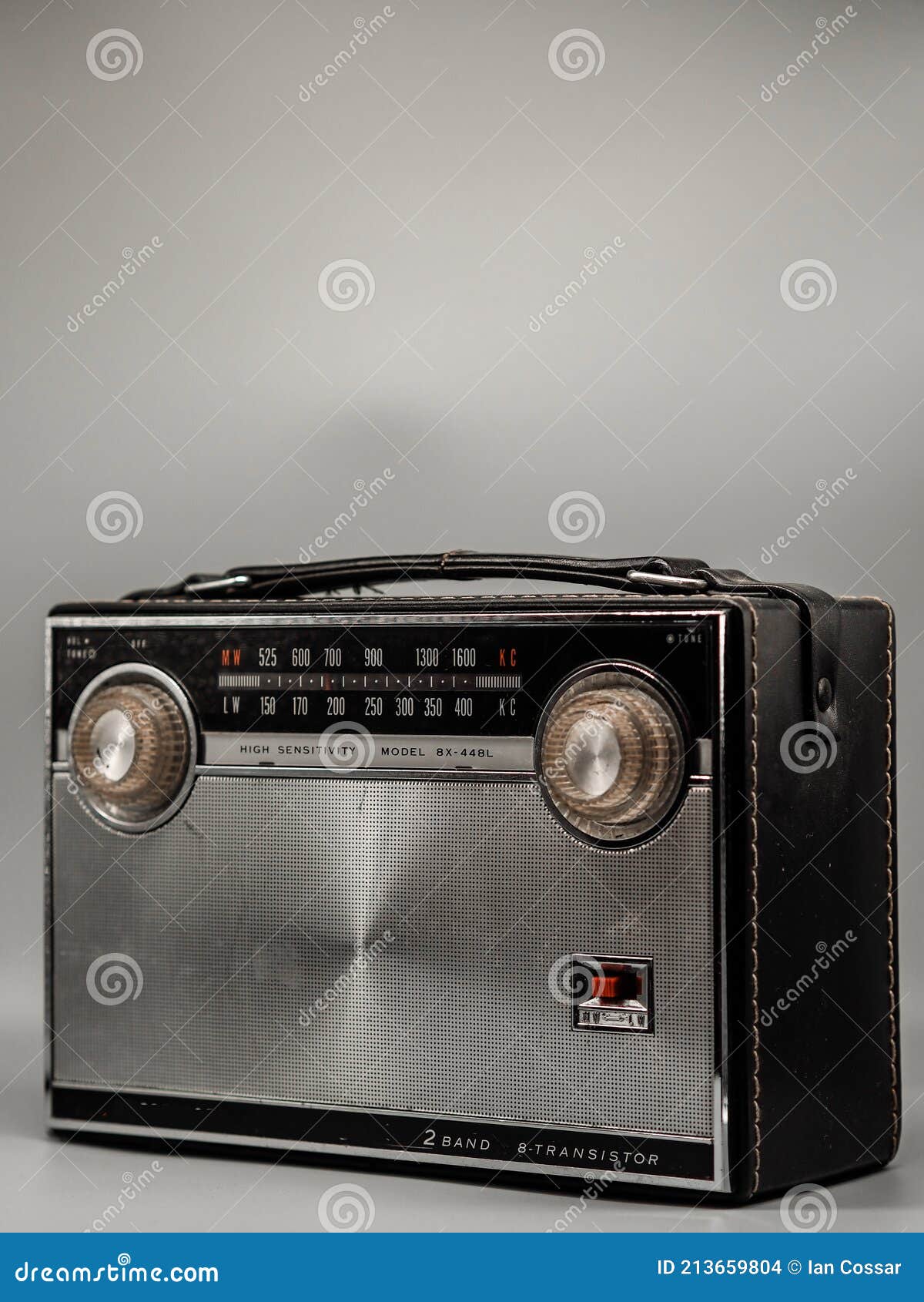 1960s Japonés Radio Transistor Con Espacio De Copia Imagen de archivo  editorial - Imagen de copia, fondo: 213659804
