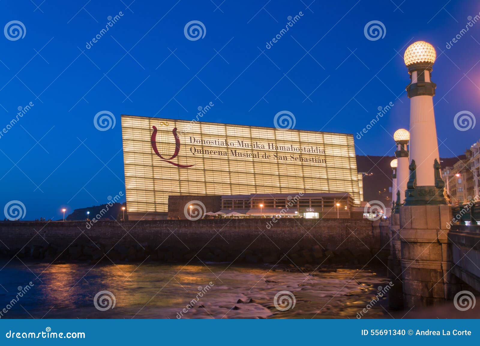 's nachts het Centrum van het Kursaalcongres. Mening van Sant Sebastian Zurriolabrug over Urumea-rivier en Kursaal-Congrescentrum in avond