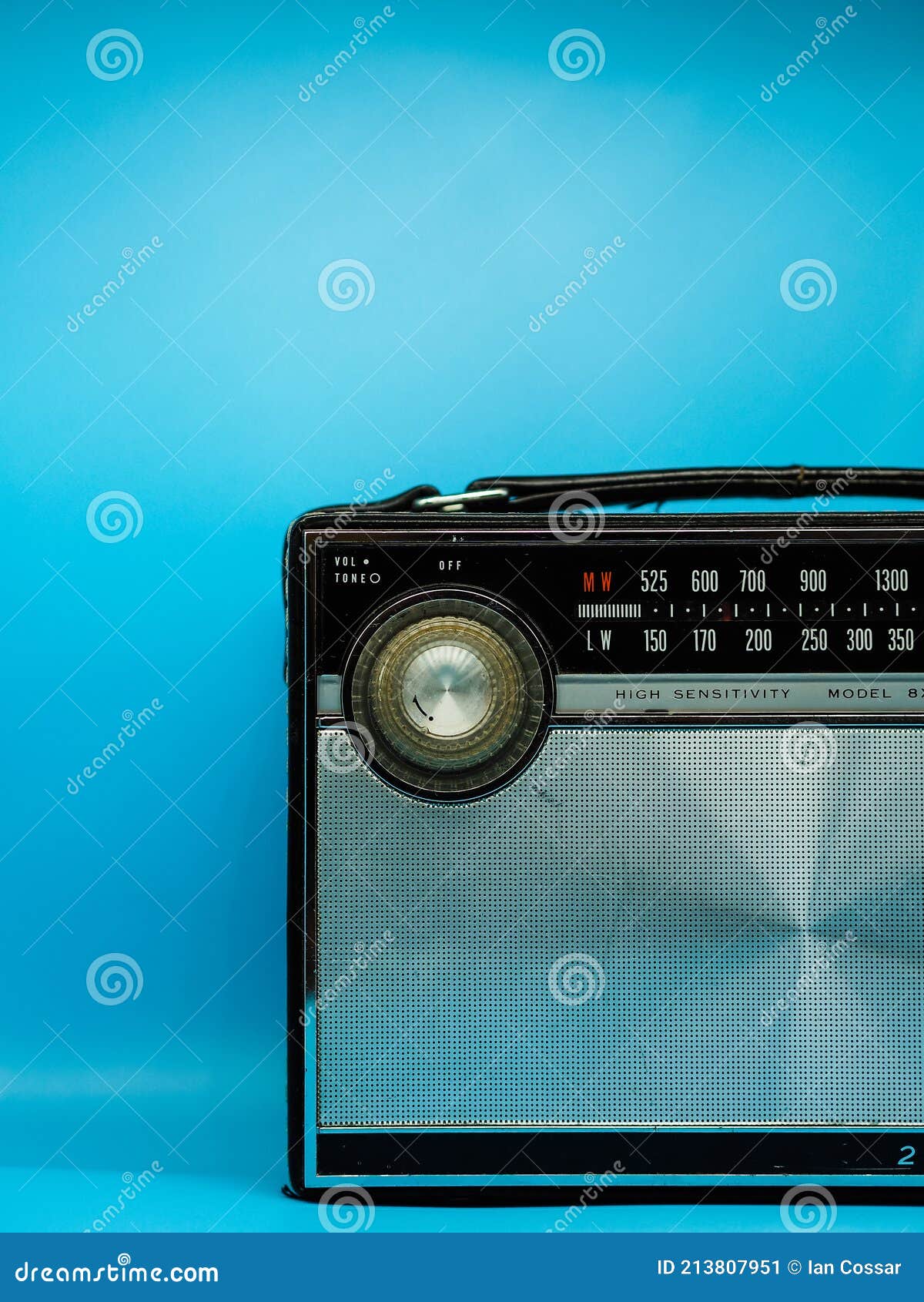 abrelatas Vientre taiko Chirrido 1960s Vintage Japanese 2 Band Transistor Radio Silver and Black with Grey  Background and Copy Space Stock Image - Image of grey, space: 213807951