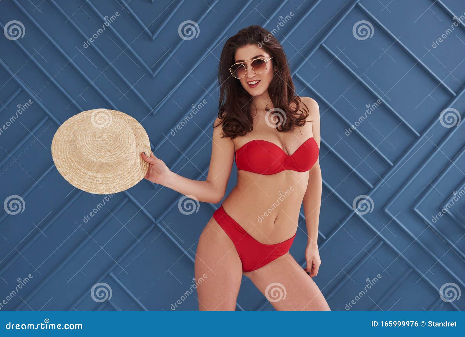 Sacándose El Sombrero Hermosa Y Elegante En Bikini Se Para Y Posa En Estudio Foto de archivo - de ocasional, atractivo: 165999976