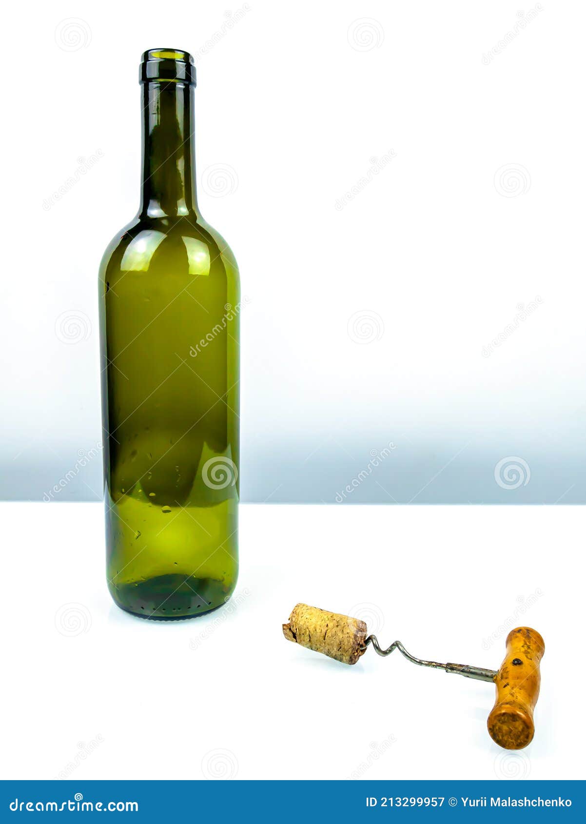 Sacacorchos Para Abrir Los Tapones De Botellas De Vino Sobre Fondo Blanco  Imagen de archivo - Imagen de tallado, primer: 213299957