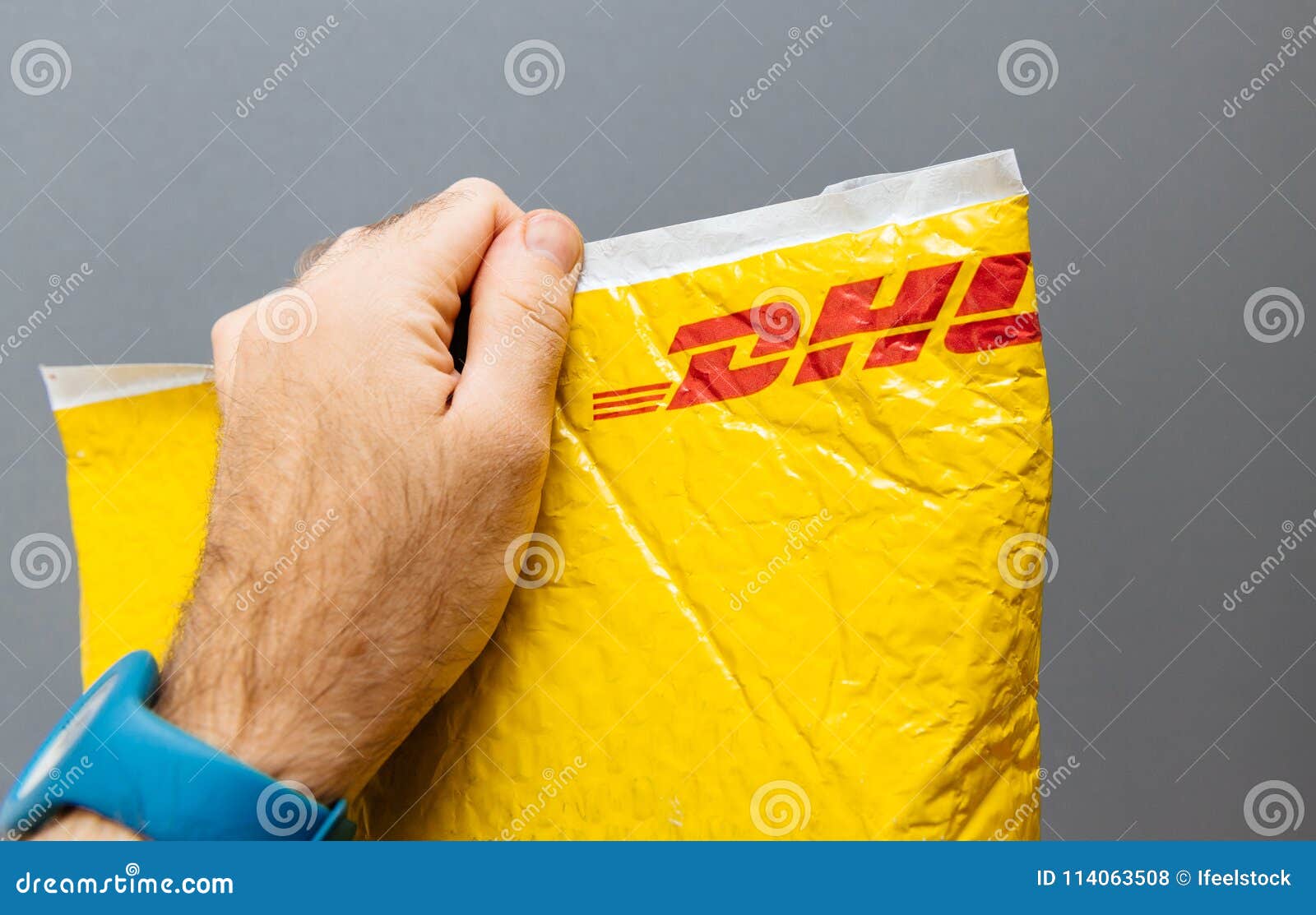 Sachet En Matière Plastique De Colis Jaune Exprès De DHL Photo