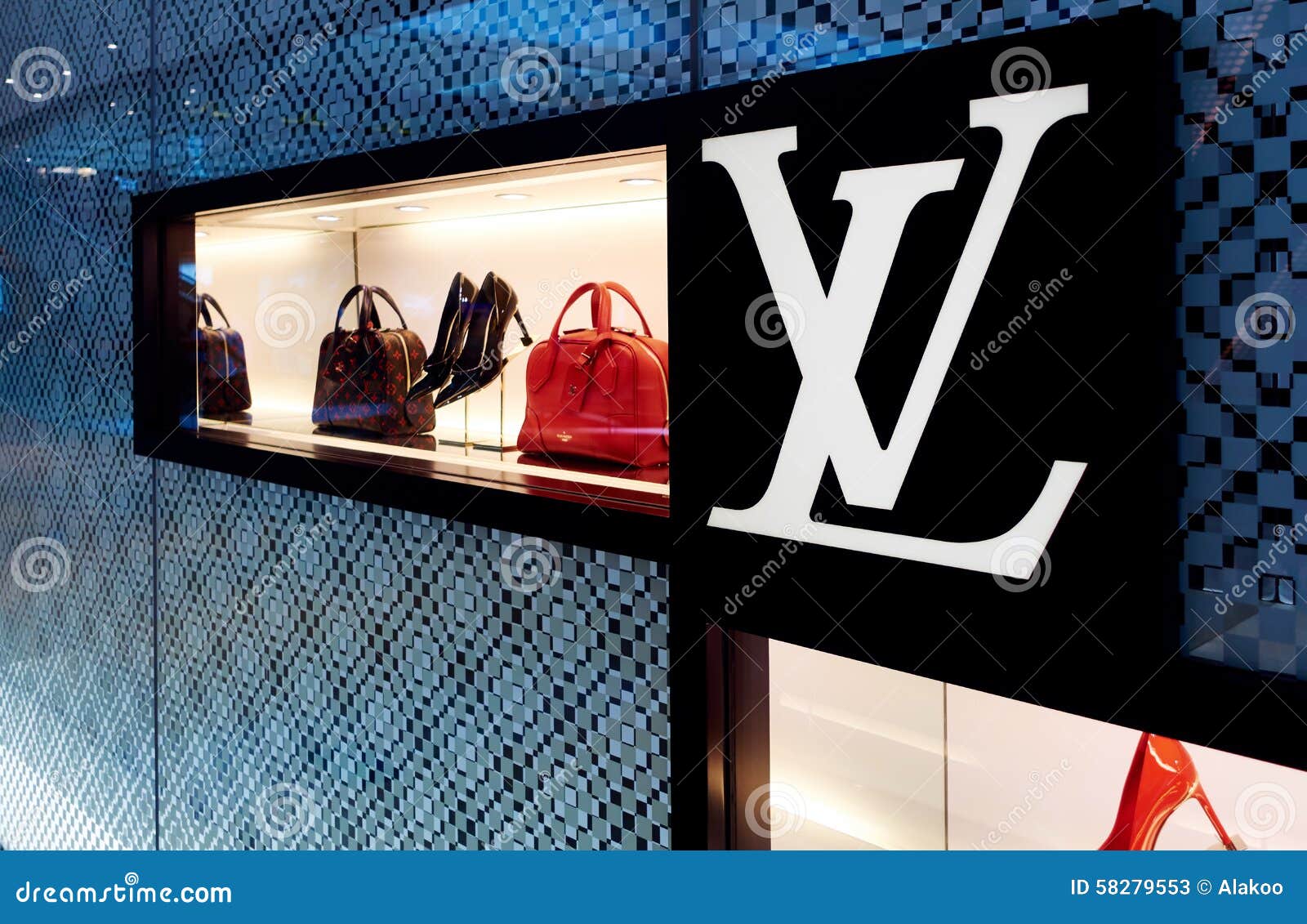 Saco Na Janela Da Loja De Louis Vuitton, Logotipo Do LV Foto de