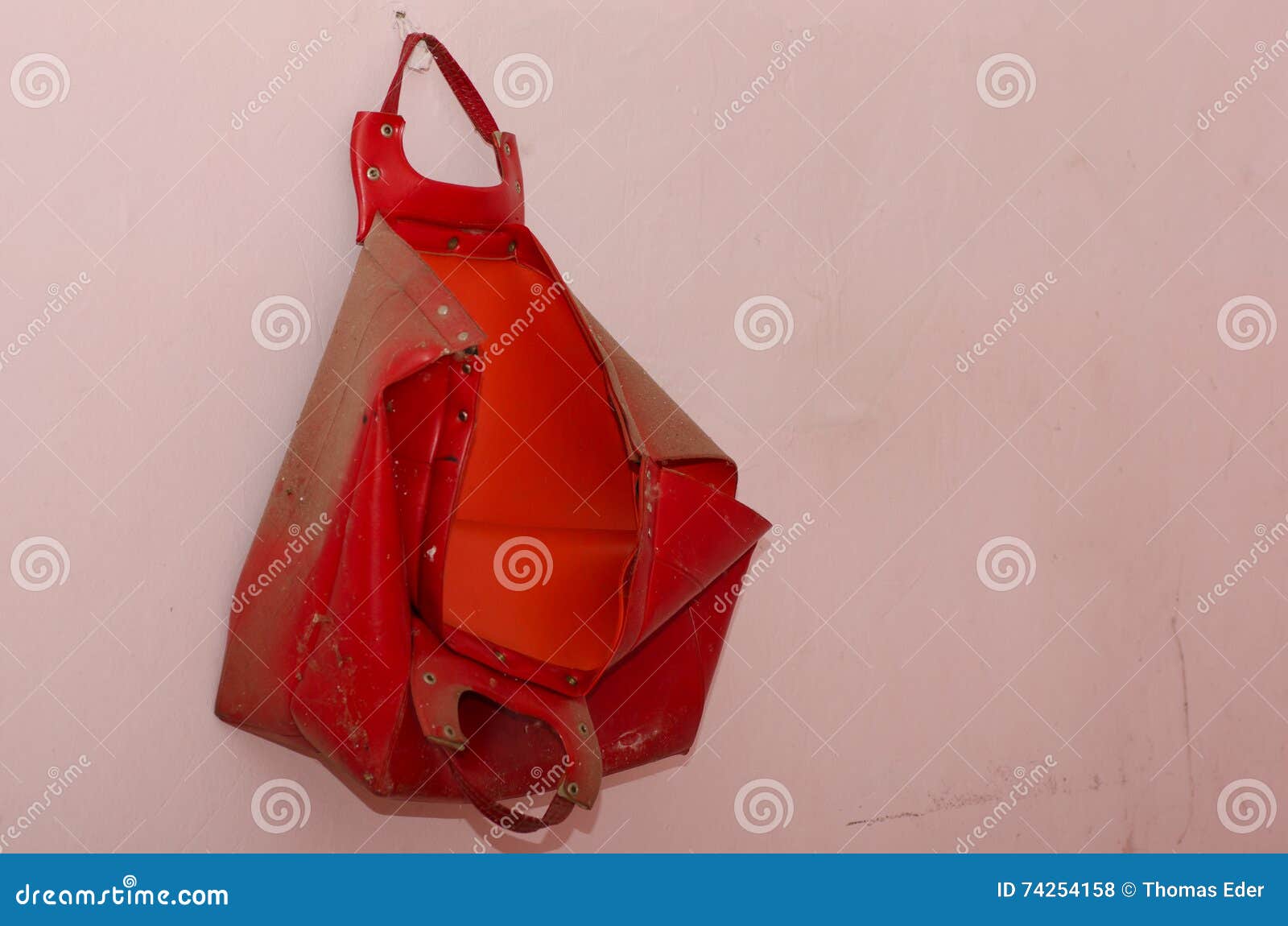 Saco Velho Vermelho Em Uma Parede Foto de Stock - Imagem de velho