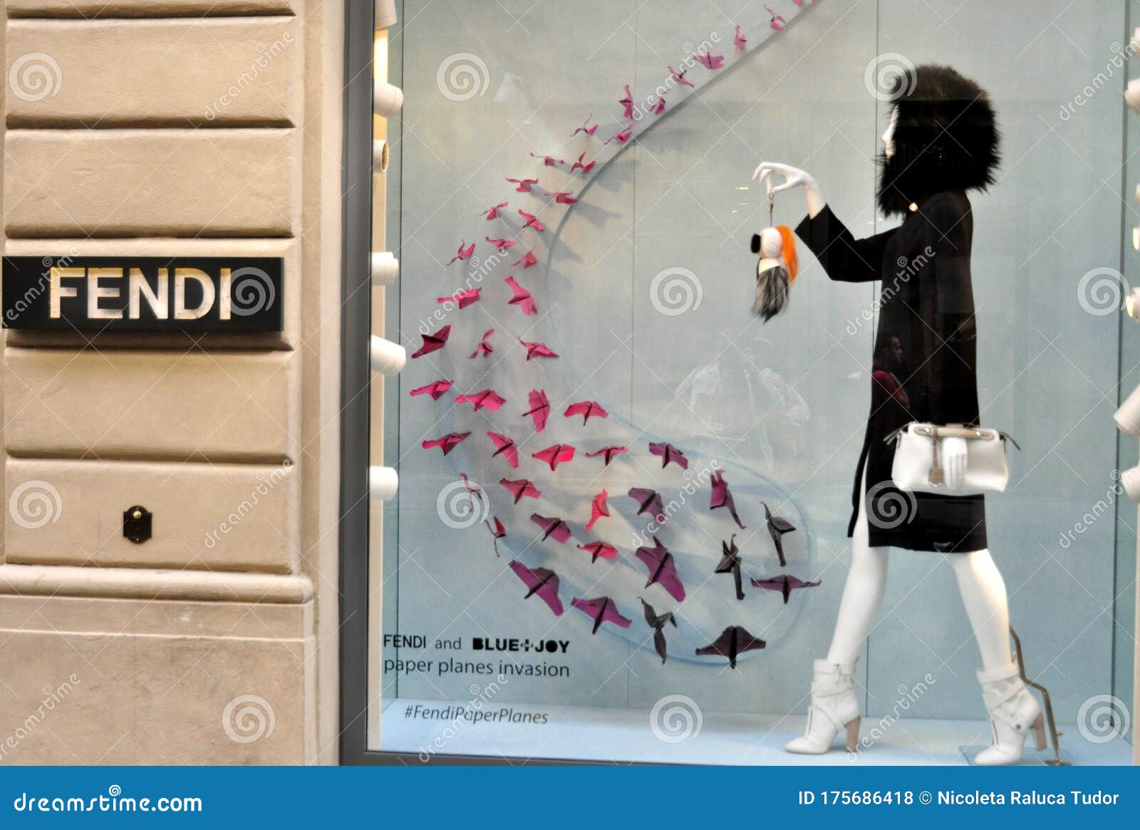 Loja Luxuosa Da Forma De Fendi Em Paris, Pessoa Que Passa, França