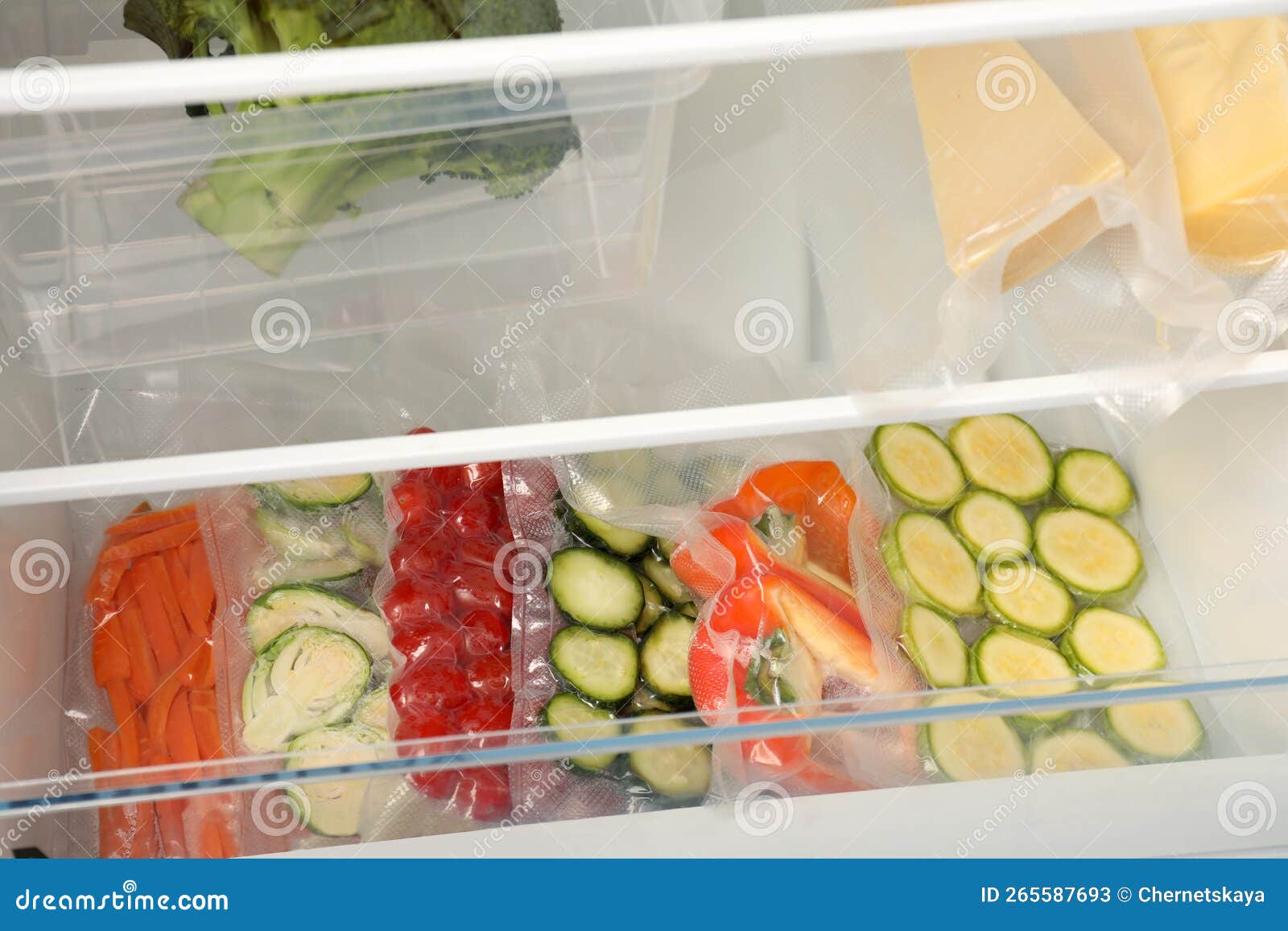 https://thumbs.dreamstime.com/z/sacos-de-v%C3%A1cuo-com-vegetais-diferentes-na-geladeira-armazenagem-alimentar-265587693.jpg