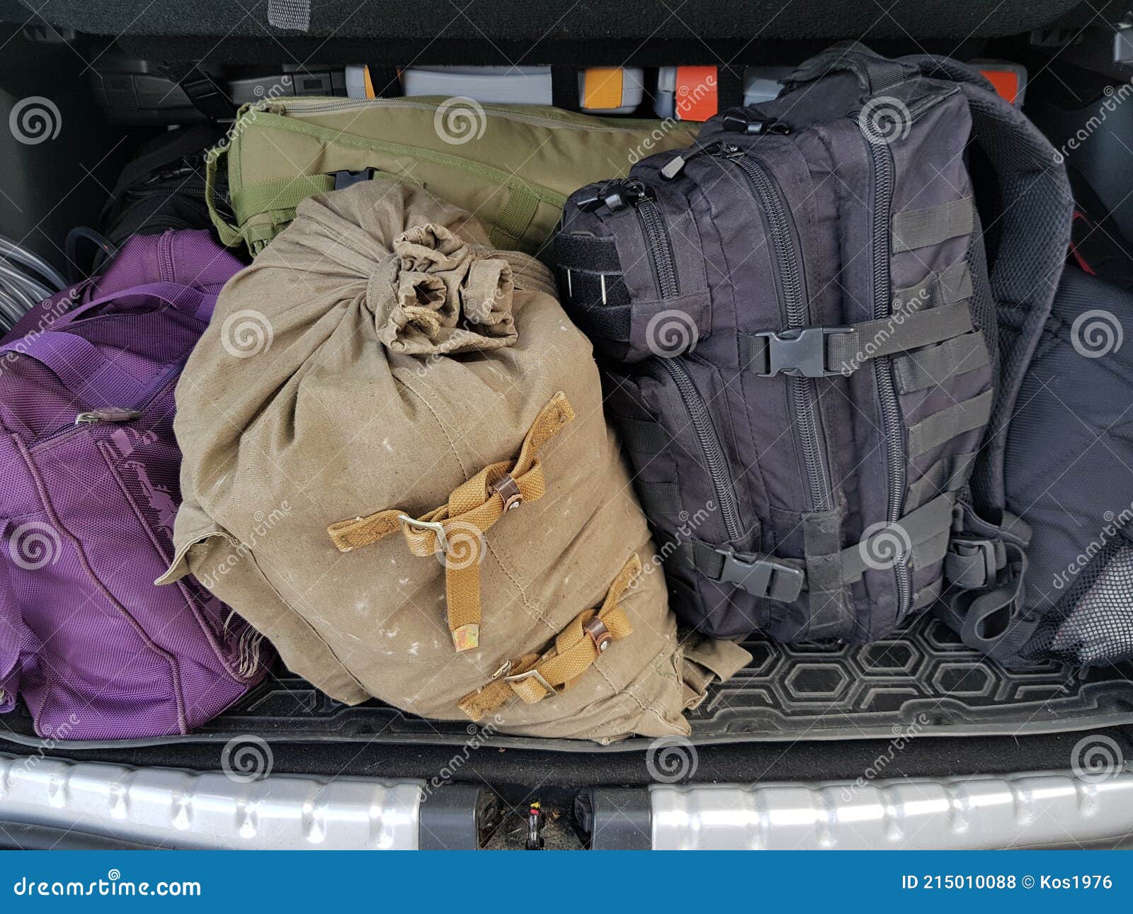 Sacs à Dos Et Sacs Dans Le Coffre De La Voiture Photo stock