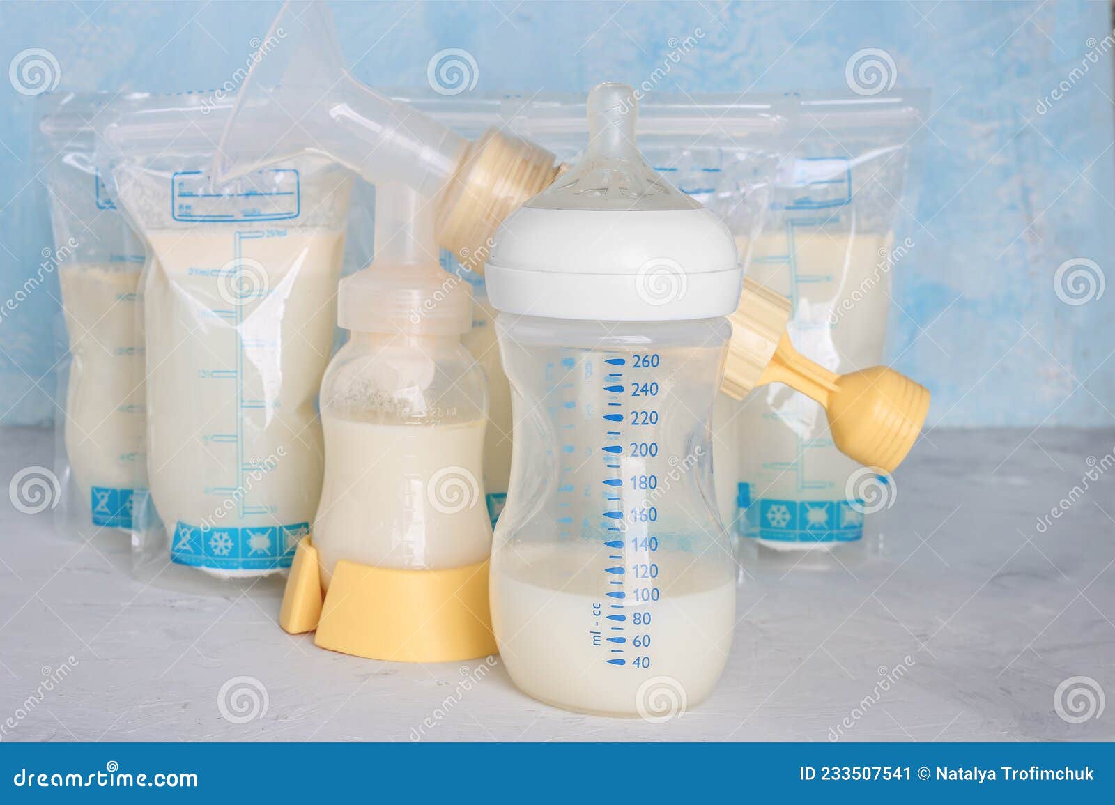 Sacs Avec Lait Maternel. Pompe à Poitrine Sur Fond Jaune. Banque De Lait.  Expression Du Lait Maternel. Allaitement. Congélation Et Image stock -  Image du hormone, allaitement: 233507541