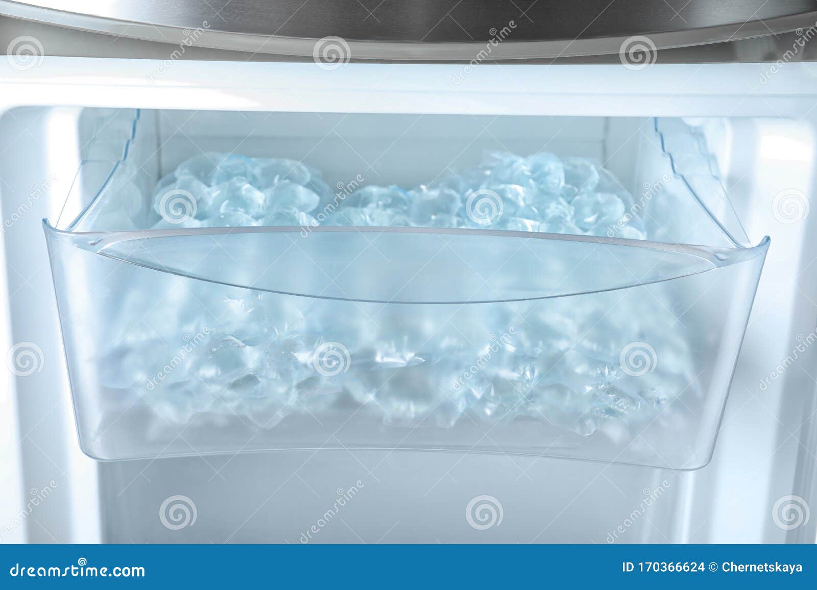 Sacs En Plastique Avec De La Glace Dans Le Réfrigérateur Photo stock -  Image du homemade, morceau: 170366624
