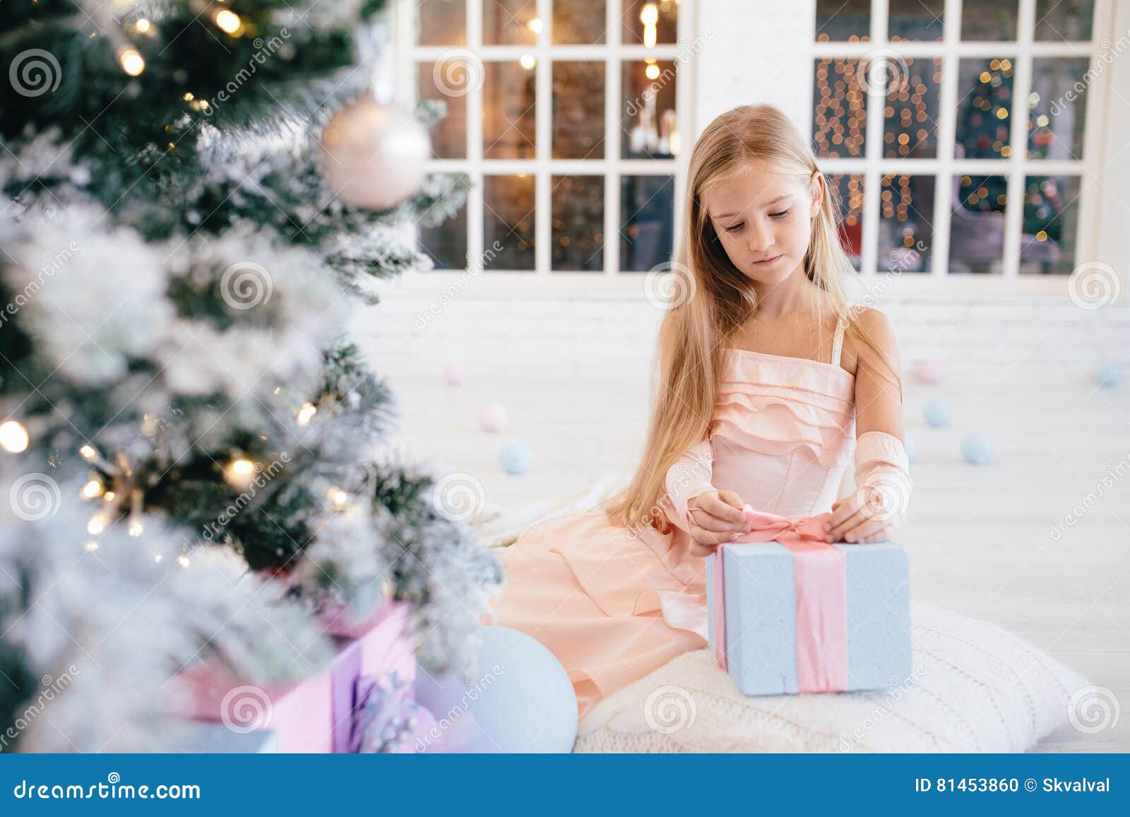 Mom Daughter Wearing Pink Dresses Holding Christmas Gifts Mom Daughter  Stock Photo by ©luzgareva 176452092