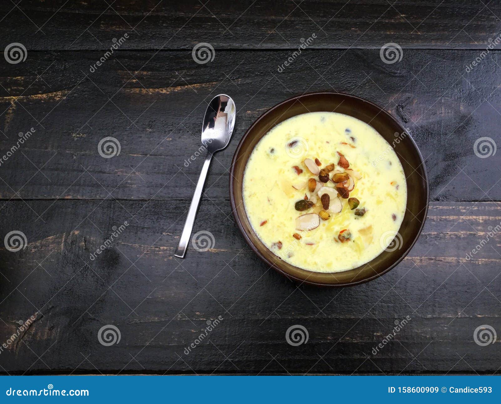 Saffron Kheer Con Pistachos Y Almendros Imagen de archivo Imagen de