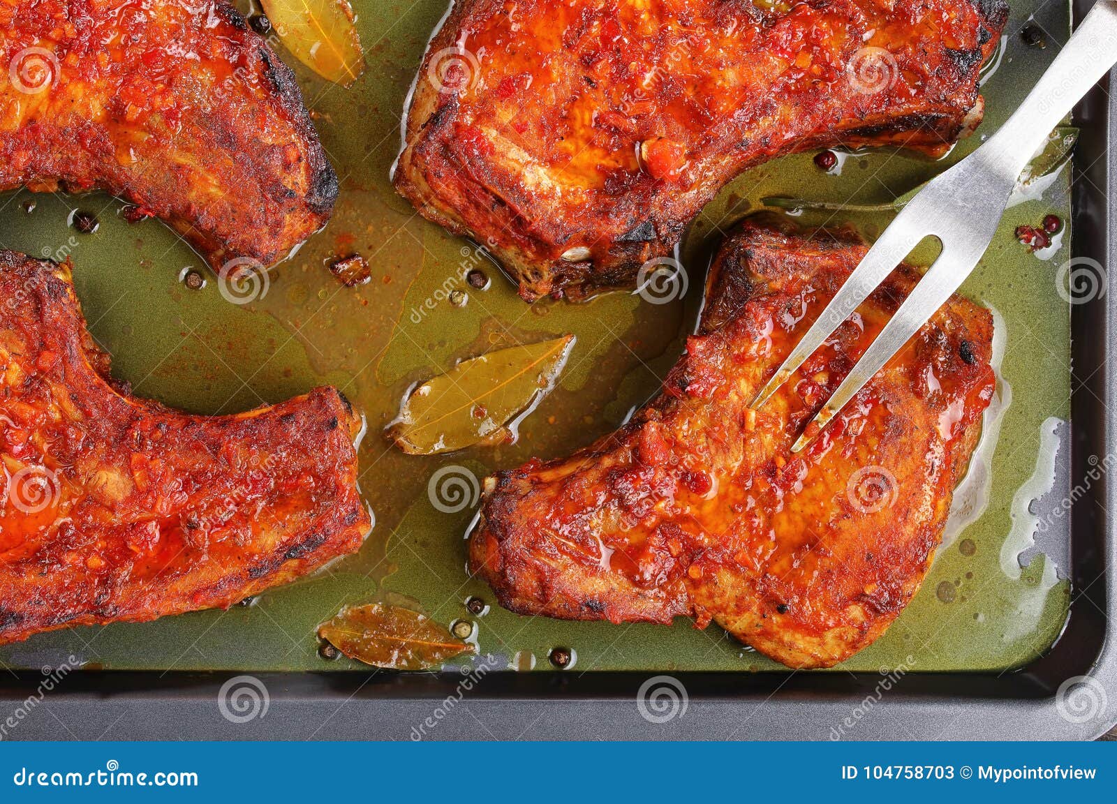 Saftige Schweinekoteletts Auf Backblech Stockbild - Bild von nahrung ...