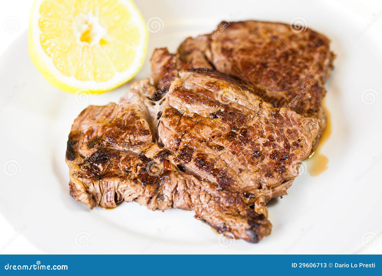 Saftiges Steak stockbild. Bild von steak, koteletts, zitrone - 29606713