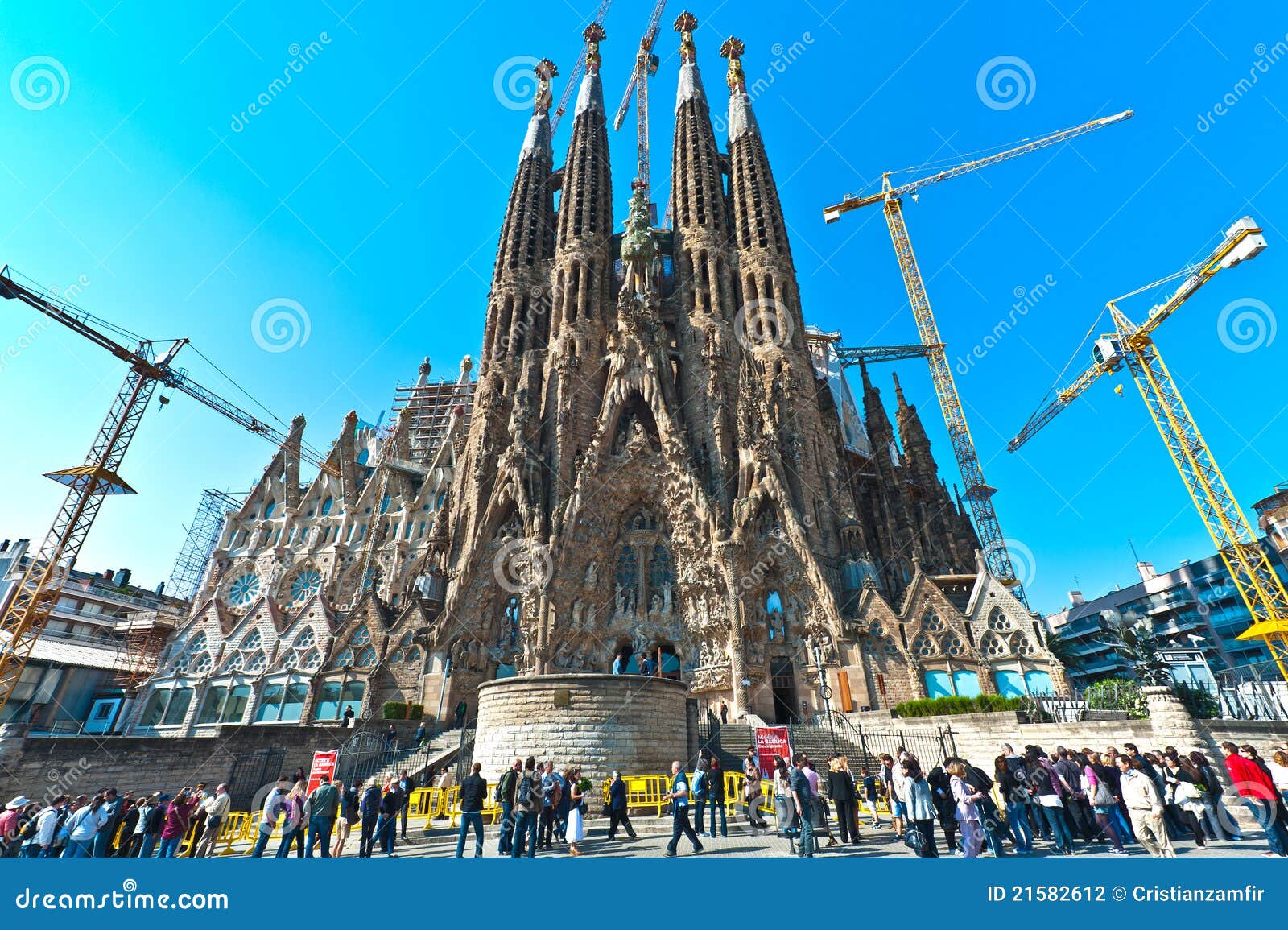 BARCELLONA, SPAGNA il 17 aprile: Turisti che osservano Sagrada Familia in 17.04.2011 a Barcellona, Spagna. La chiesa espiatoria della famiglia santa (Sagrada Familia) dall'architetto Gaudi, costruente è cominciata in 1882