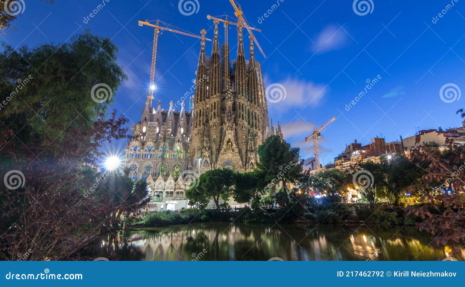 Sagrada Familia Una Gran Iglesia En Barcelona España De Día a Noche .  Fotografía editorial - Imagen de noche, cielo: 217462792