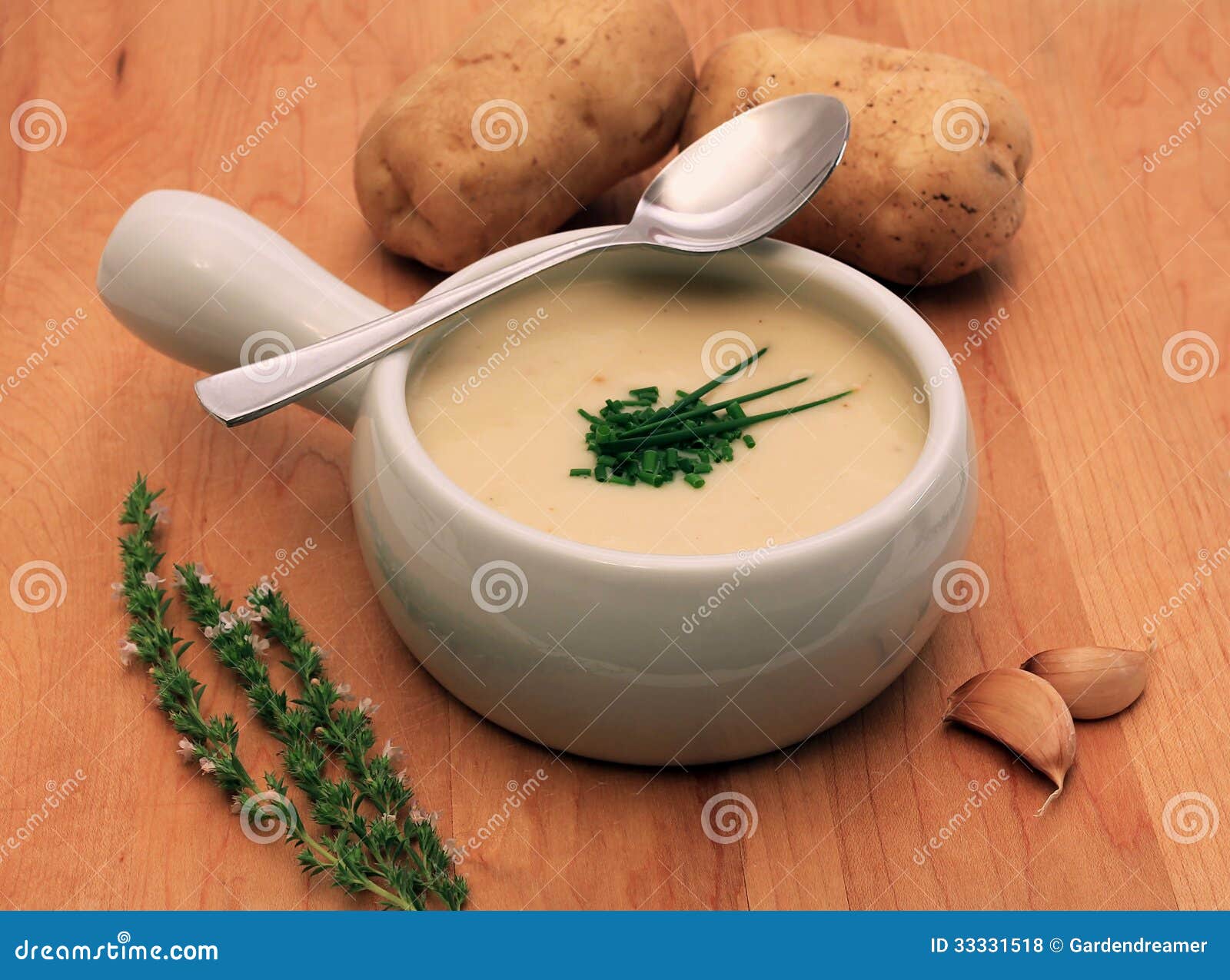 Sahnige Kartoffel- Und Zwiebelsuppe Stockfoto - Bild von mittagessen ...