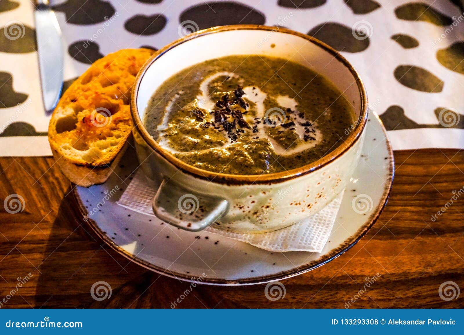 Sahnige Pilzsuppe stockfoto. Bild von küche, gefallen - 133293308