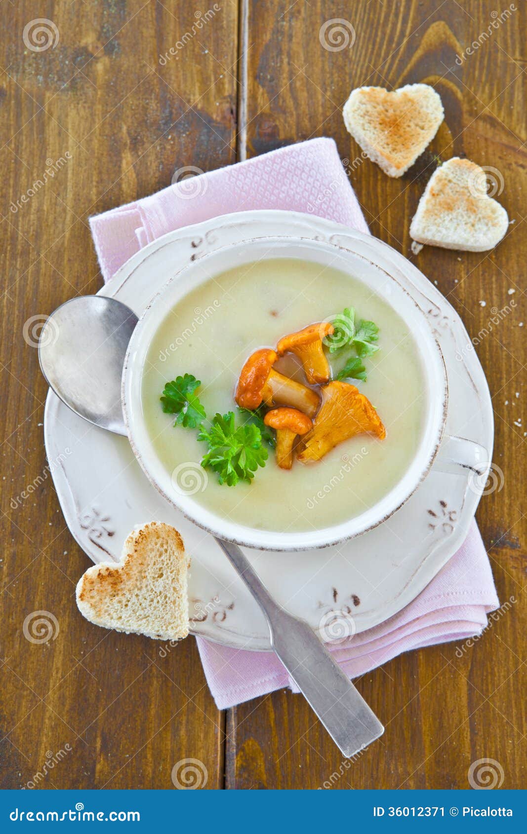 Sahnige Pilzsuppe stockbild. Bild von teller, rustikal - 36012371