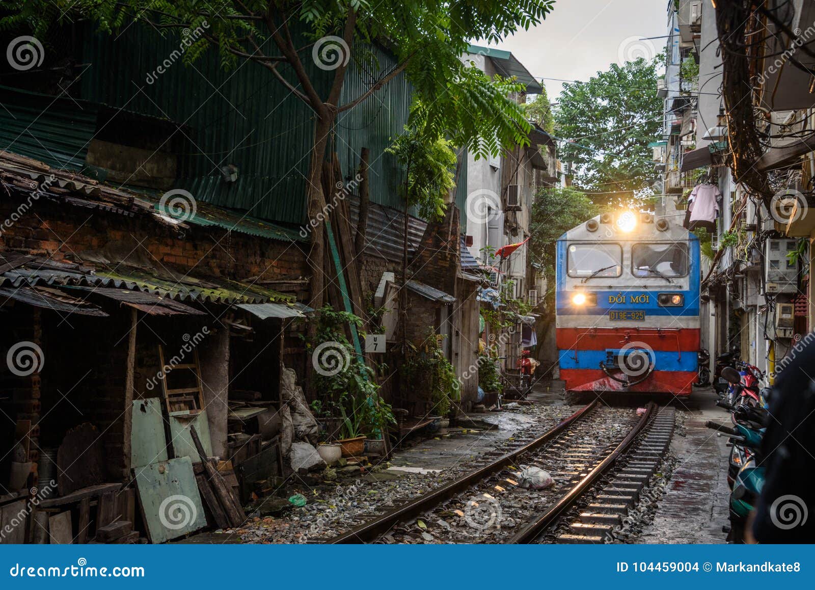 Vijfde kogel kat Train Street Hanoi Vietnam editorial stock image. Image of crossing -  104459004