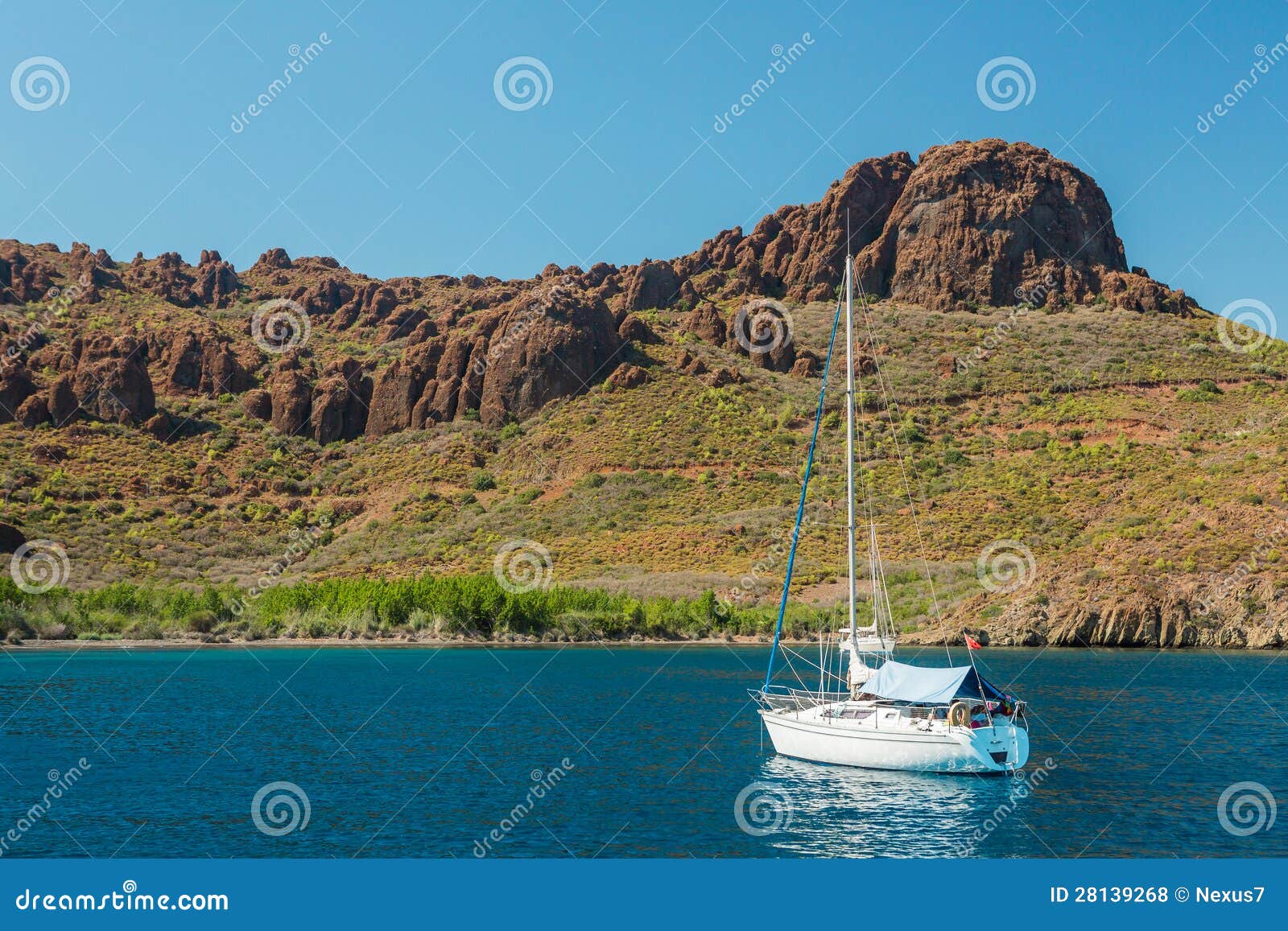 Sailboat και δύσκολοι λόφοι σε έναν όρμο Aegian στην Τουρκία